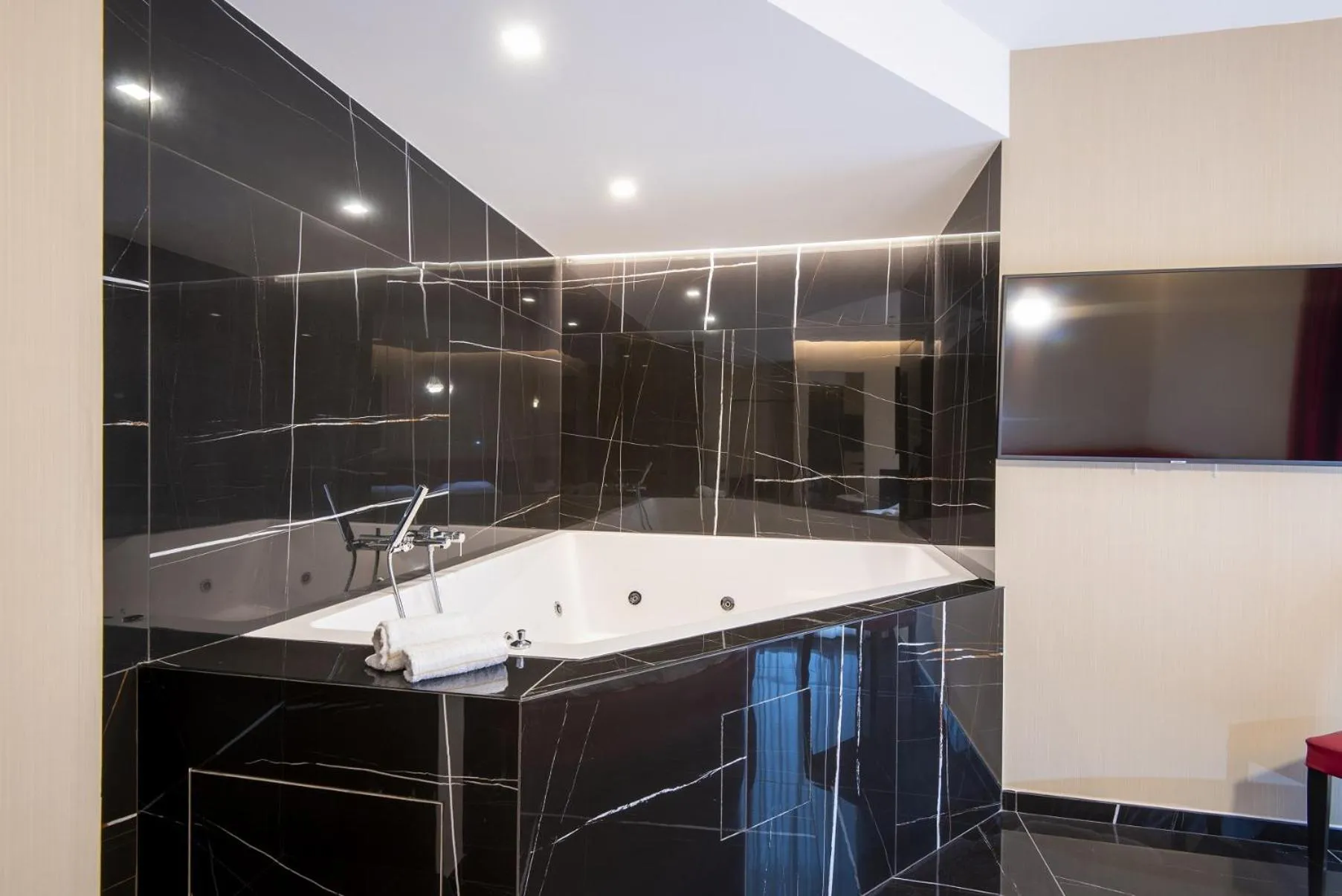 Hot Tub in Hotel XBusiness