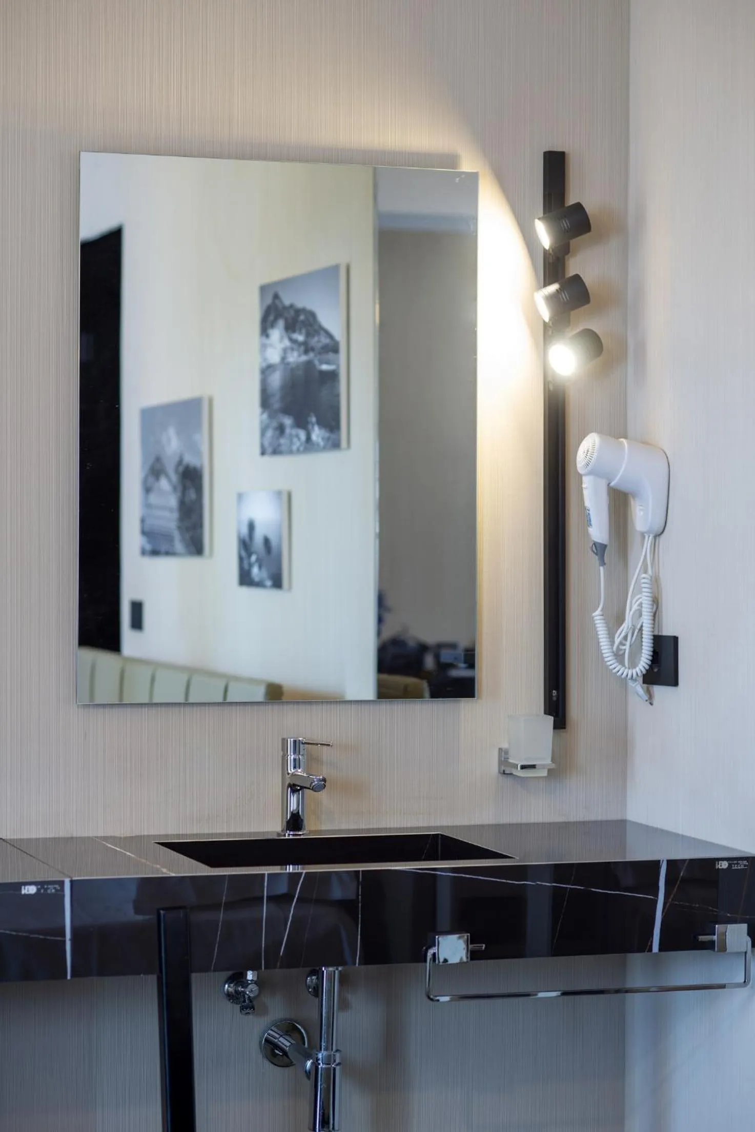 Photo of the whole room in Hotel XBusiness