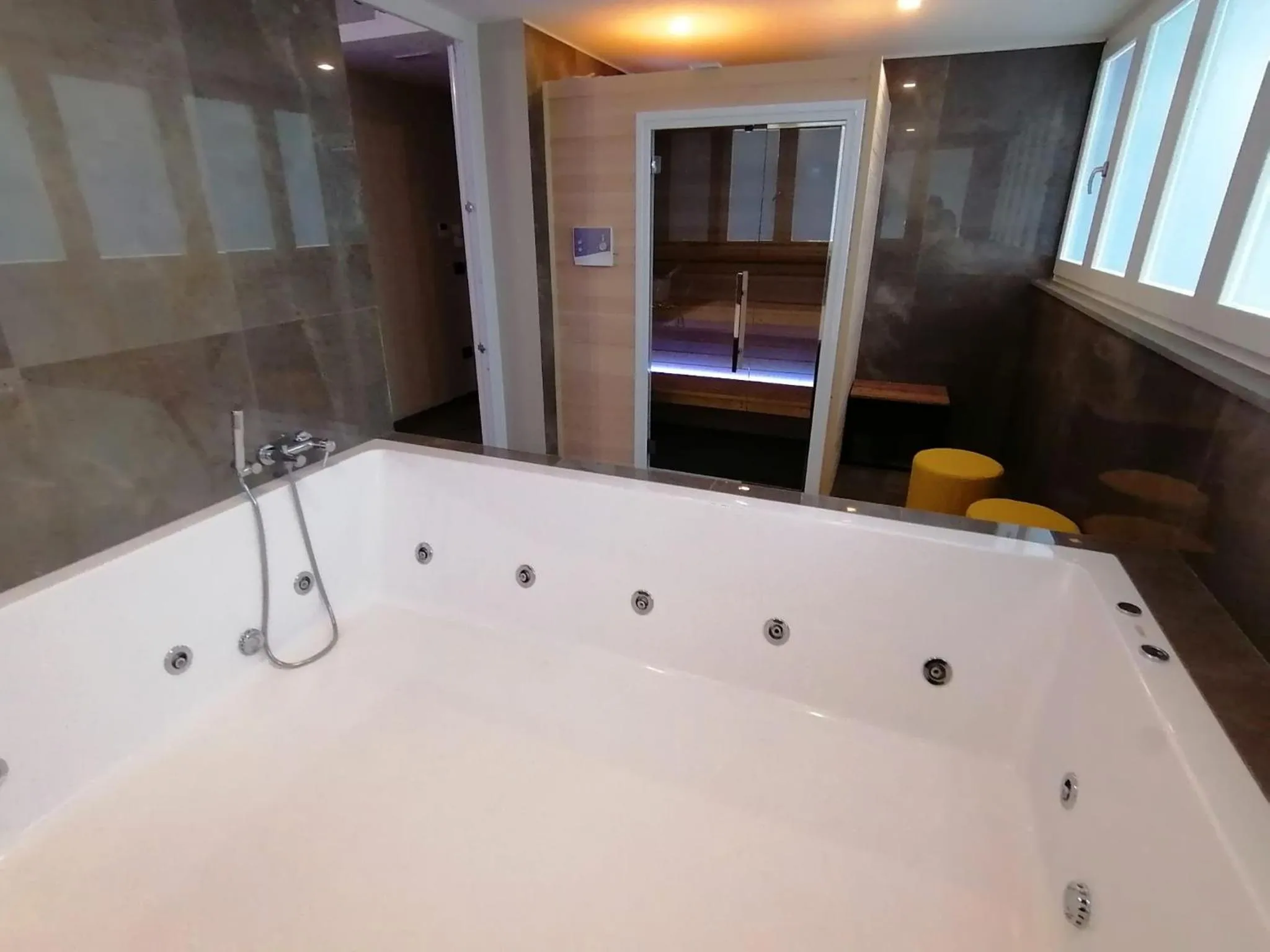 Hot Tub in Hotel XBusiness