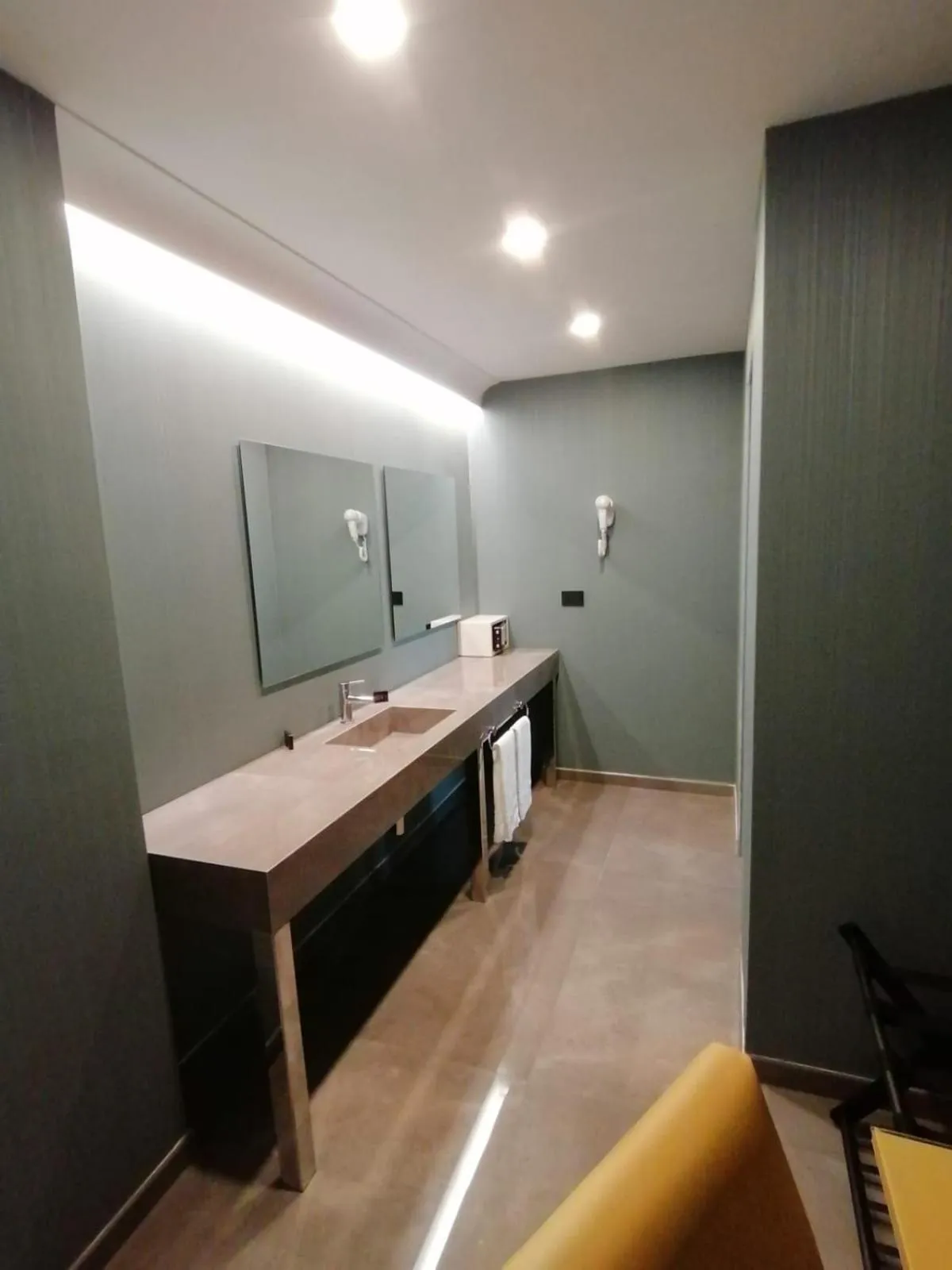 hair dresser in Hotel XBusiness