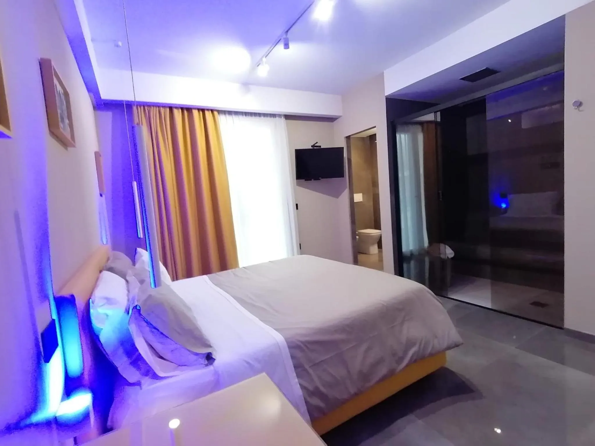 TV and multimedia, Bed in Hotel XBusiness