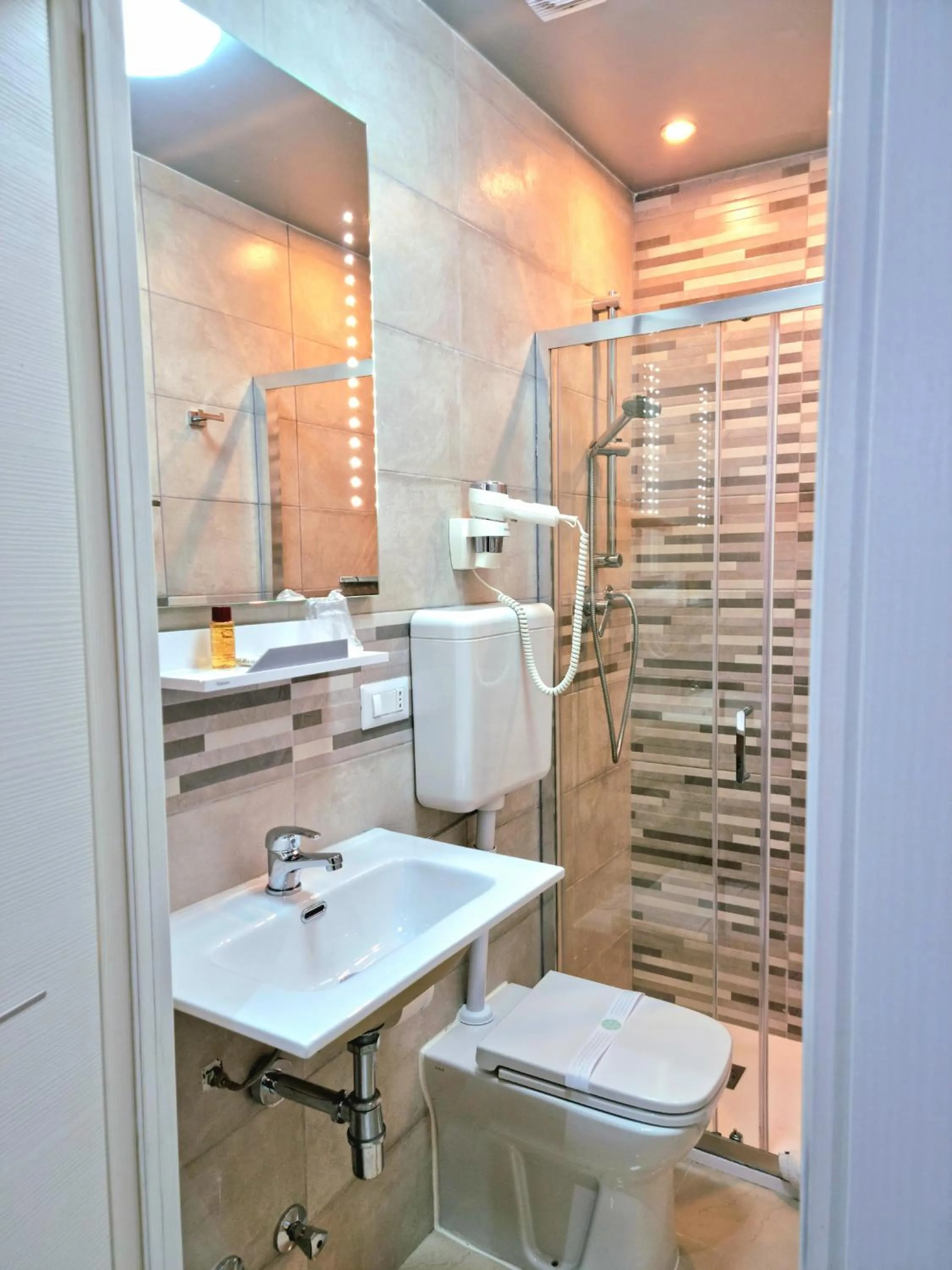 Toilet in Hotel Fiorella Milano