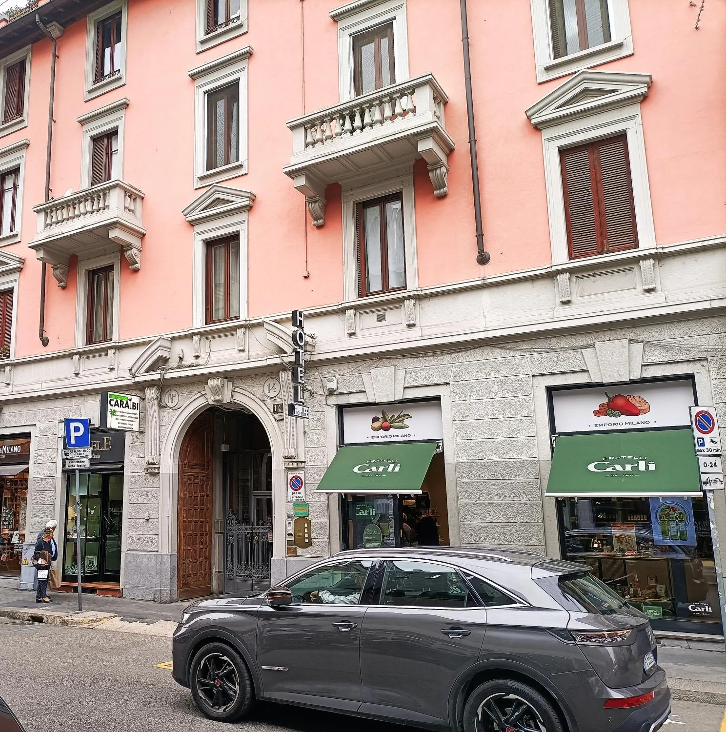 Property building in Hotel Fiorella Milano