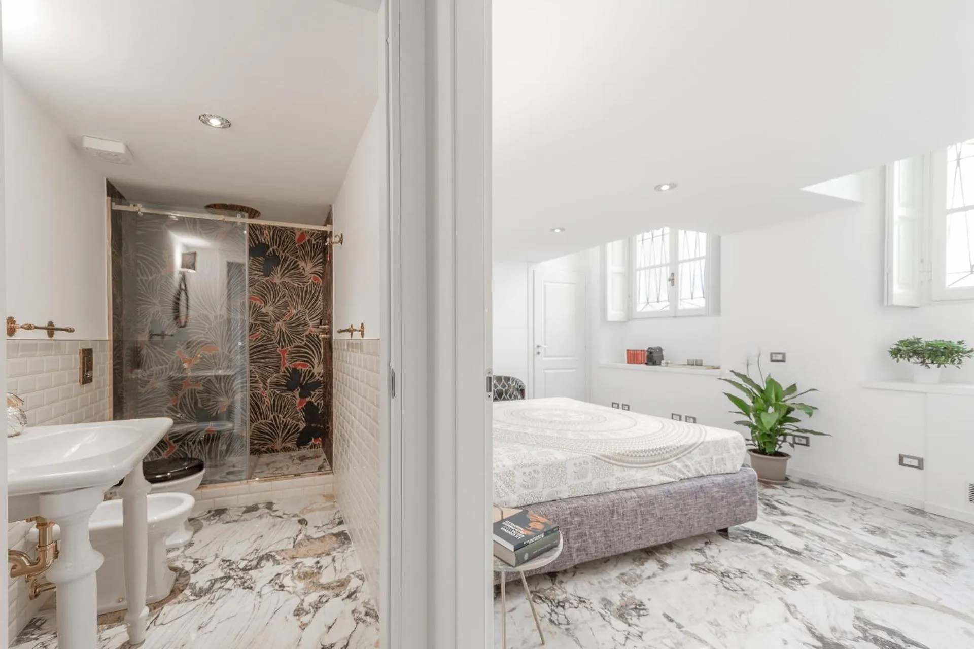 Shower, Bed in Duomo Smart Suites