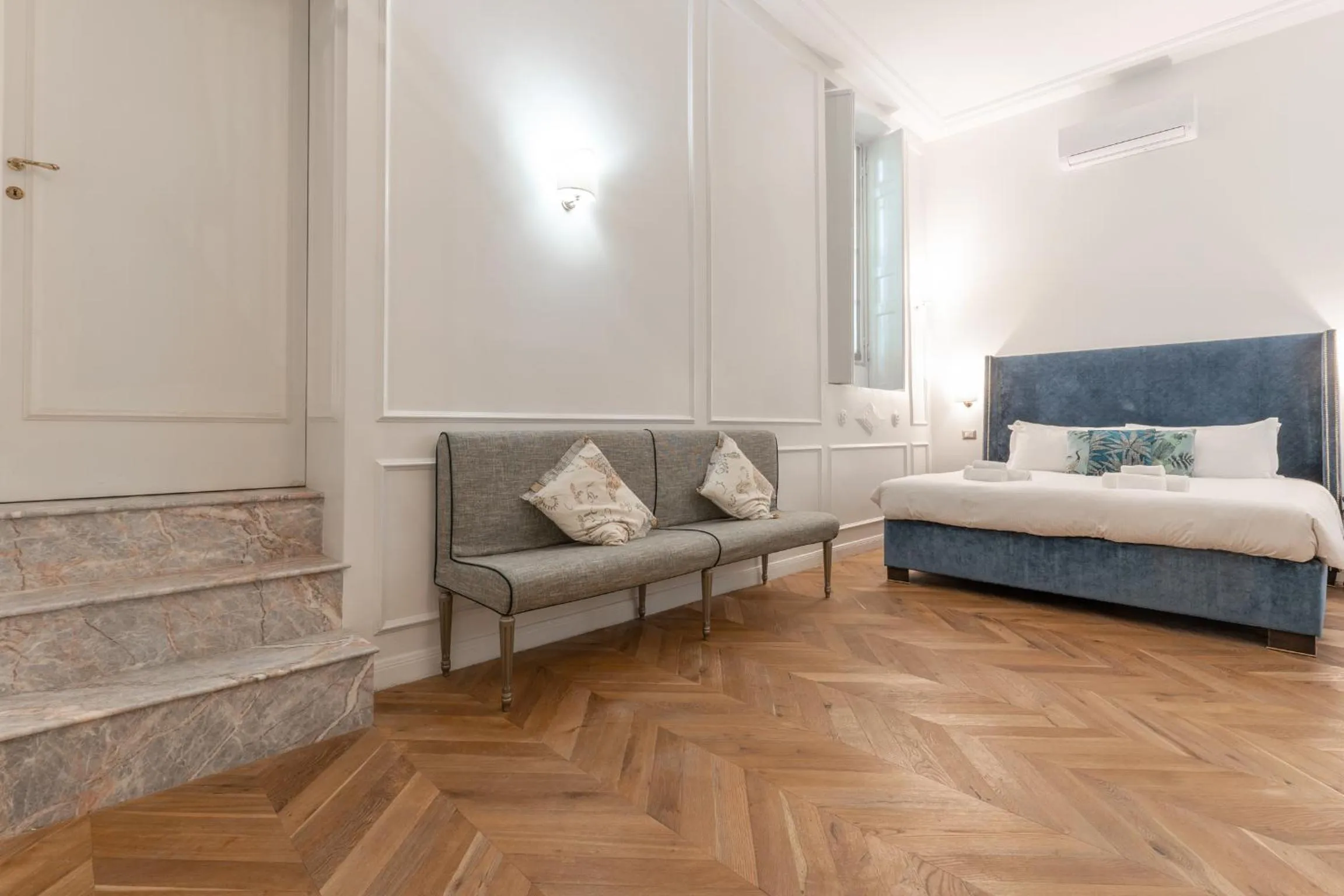 Living room, Bed in Duomo Smart Suites