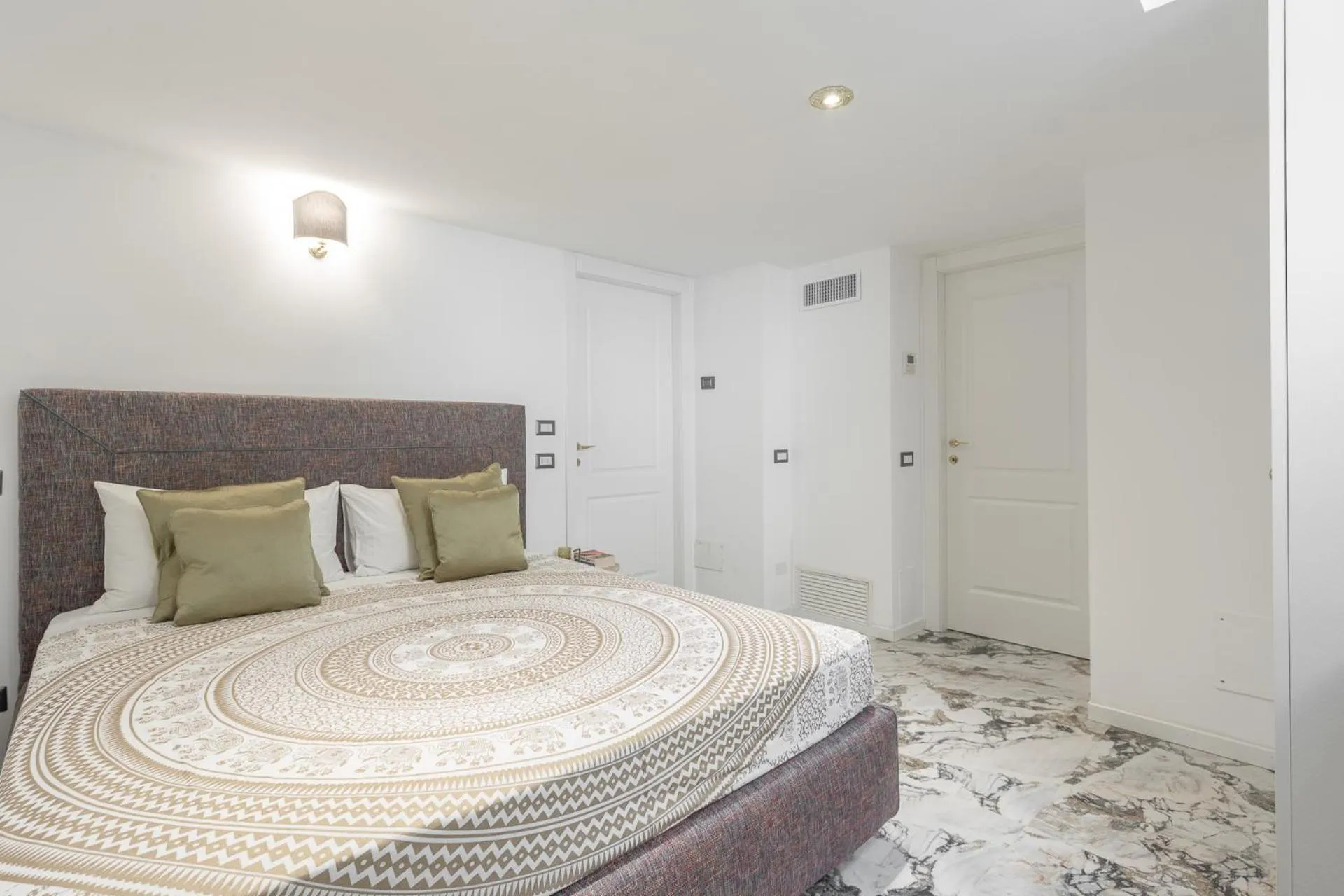 Bed in Duomo Smart Suites