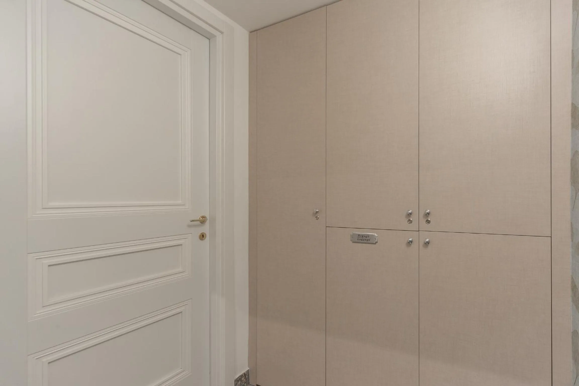 wardrobe in Duomo Smart Suites