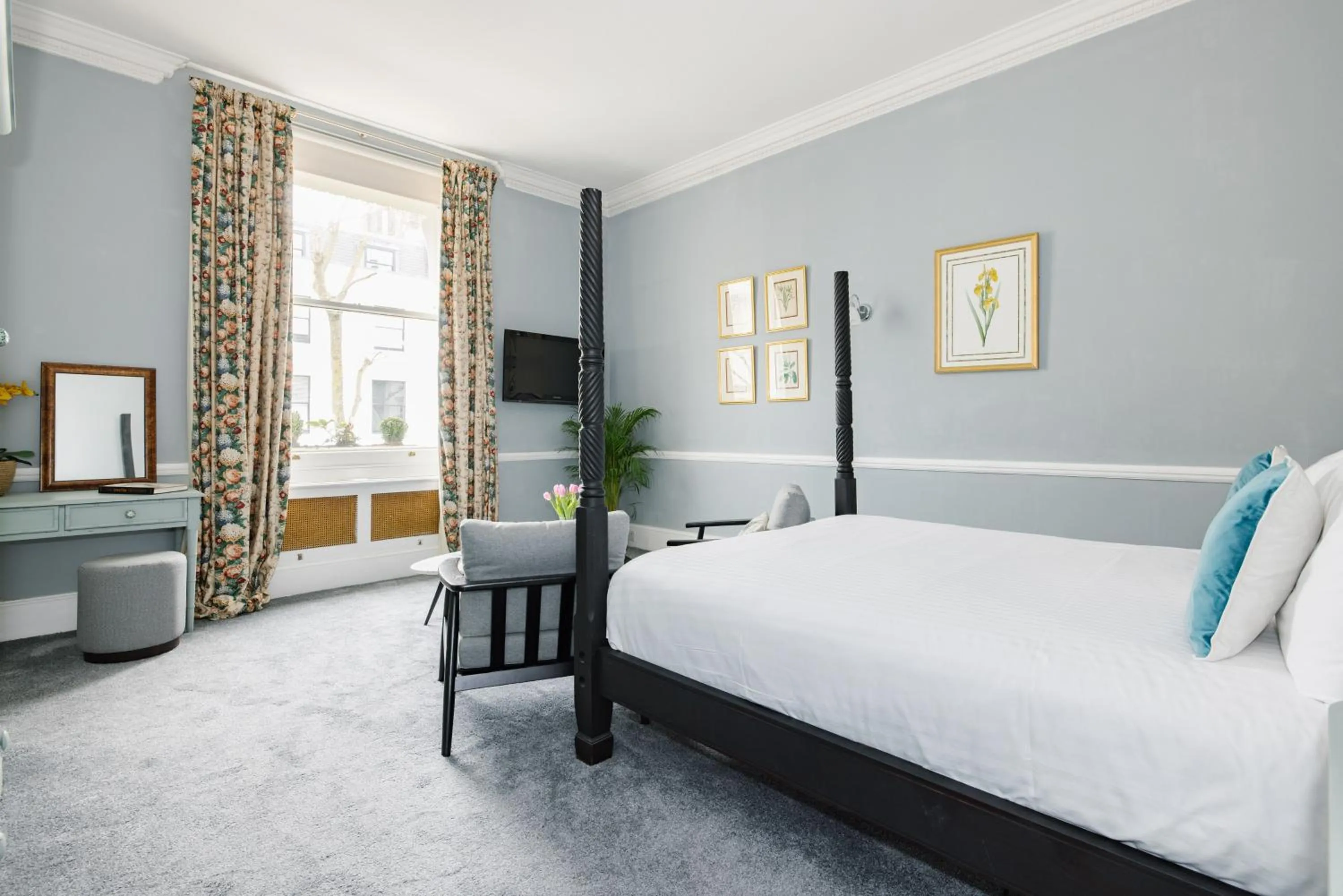 Photo of the whole room, Bed in The Abbey Notting Hill