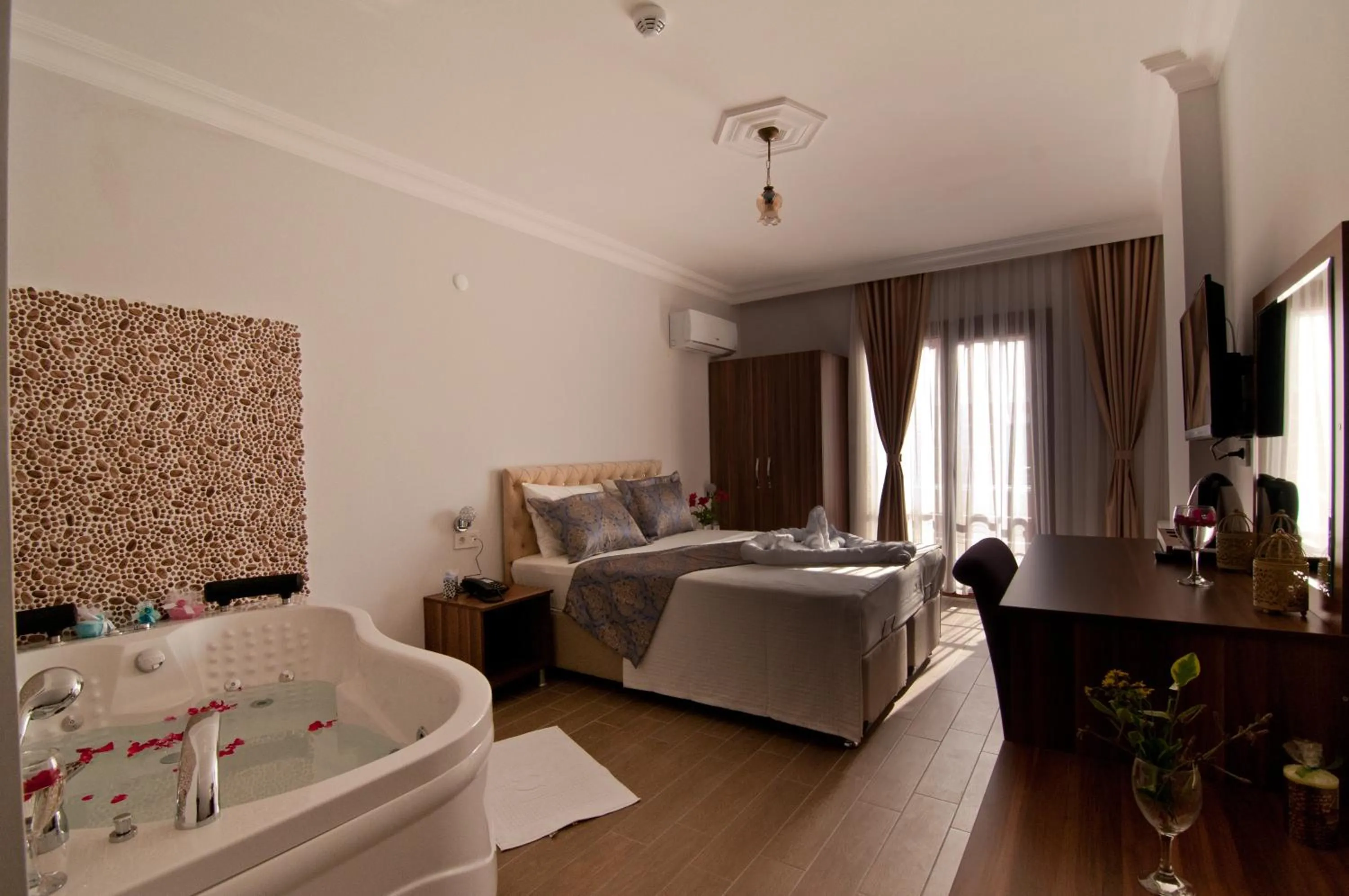 Photo of the whole room, Bed in DEFNE OTEL