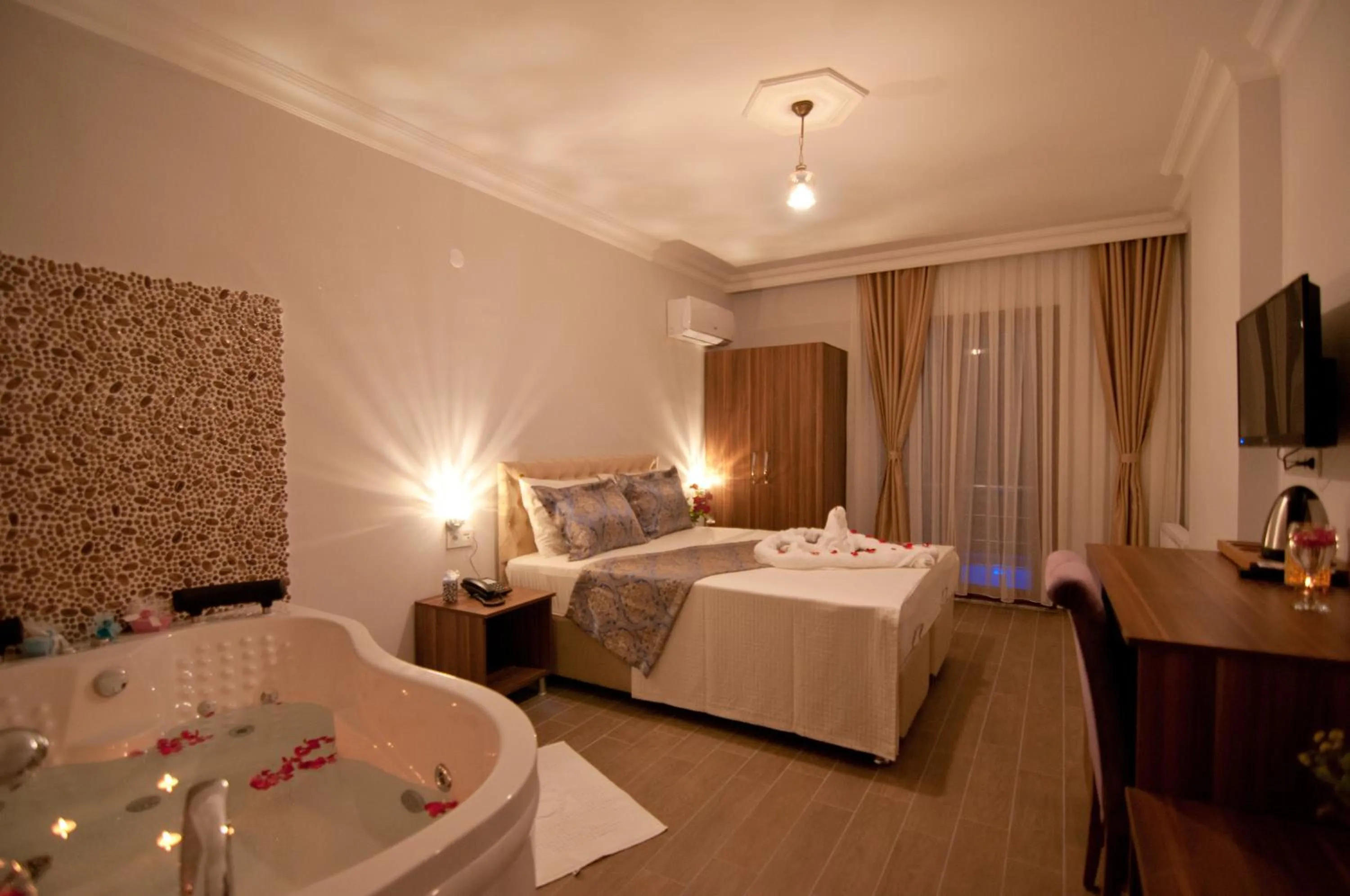 Photo of the whole room, Bed in DEFNE OTEL