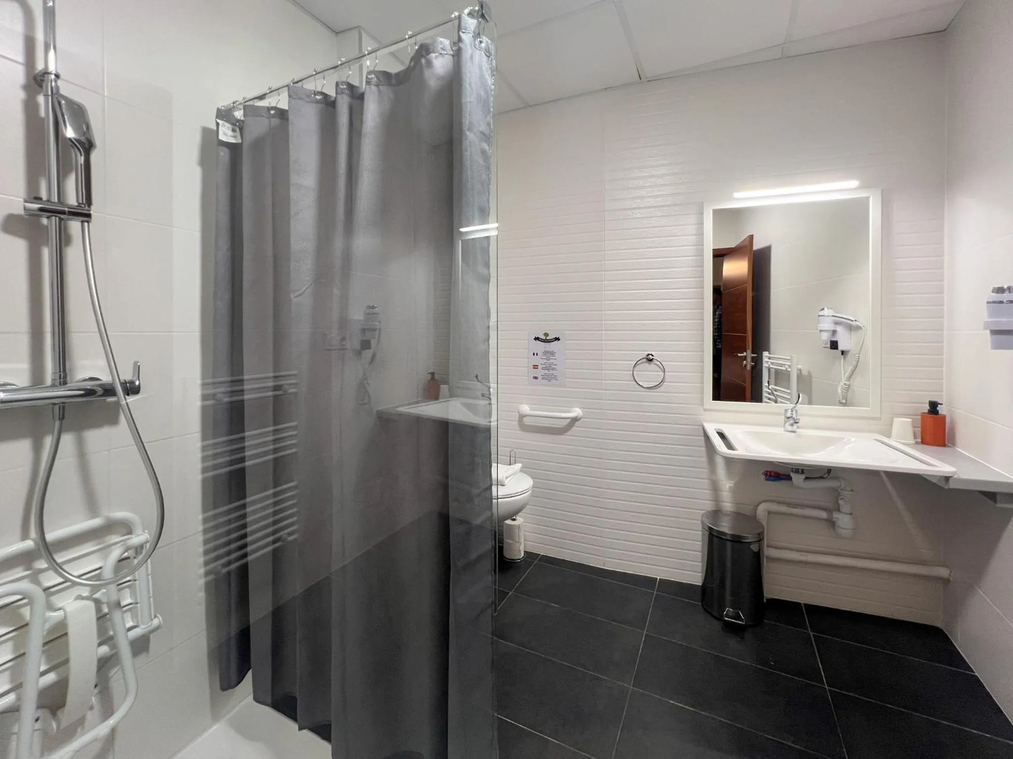 Shower in SQUARE HOTEL