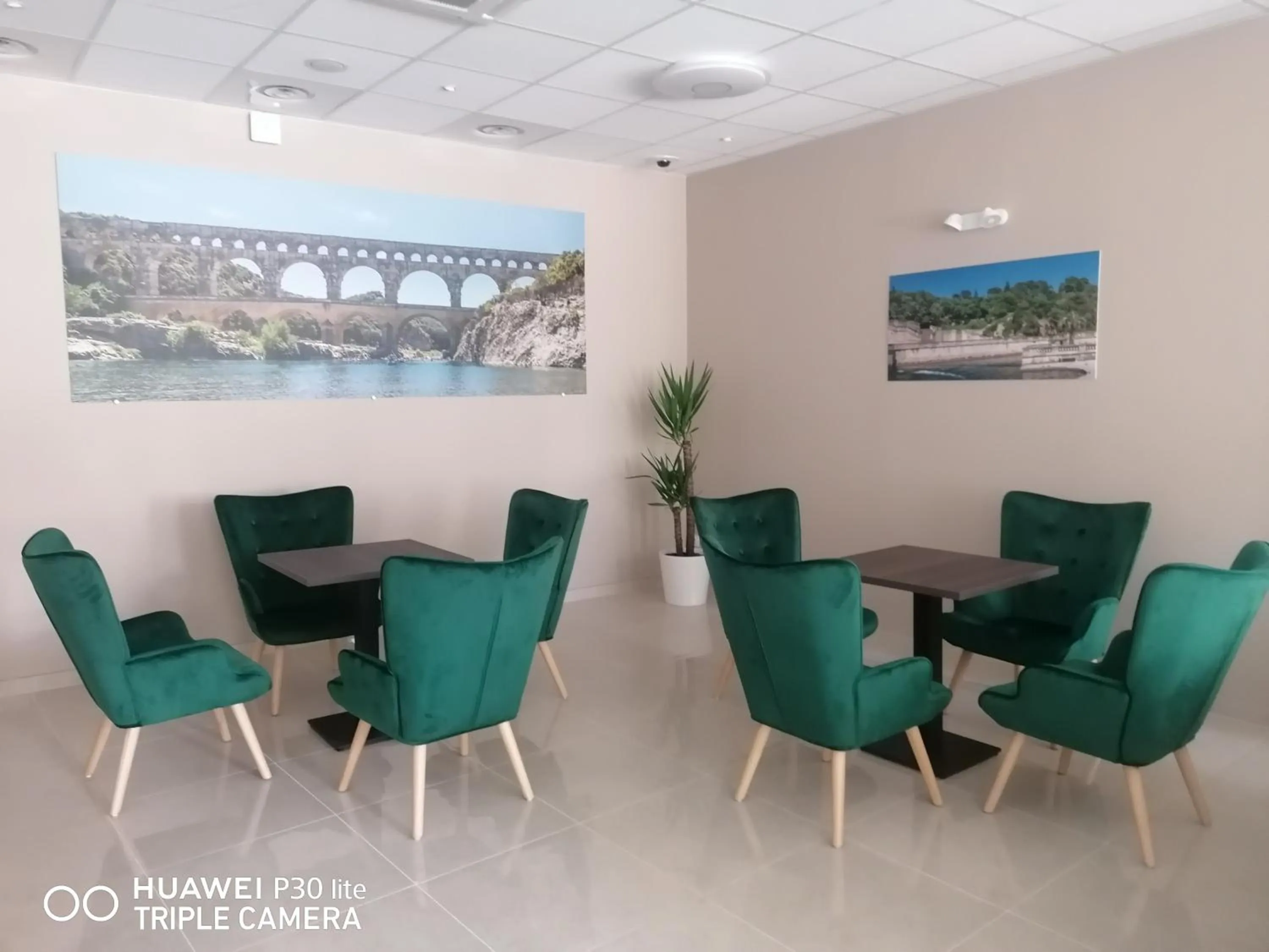 Communal lounge/ TV room in SQUARE HOTEL