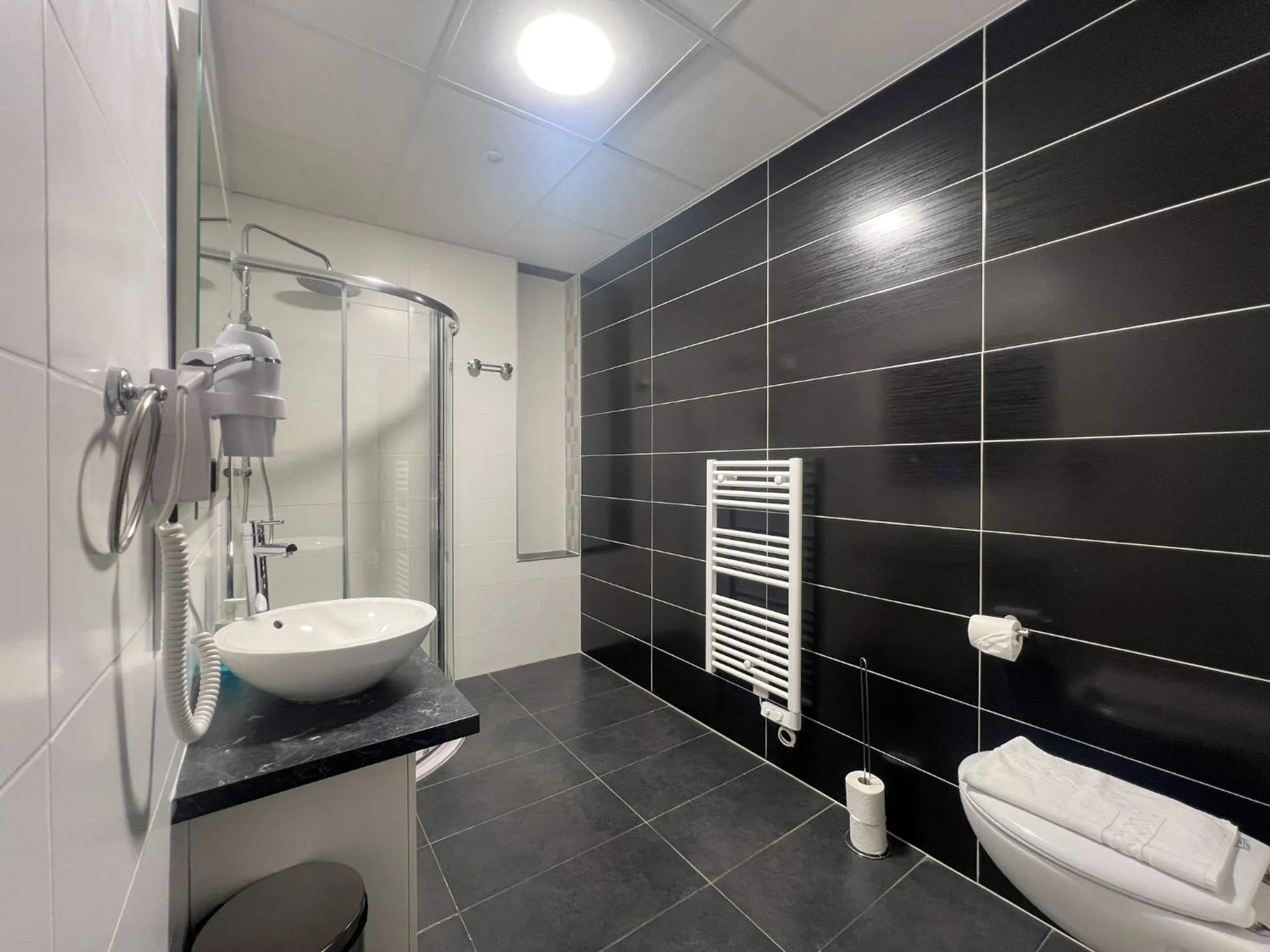 Shower in SQUARE HOTEL