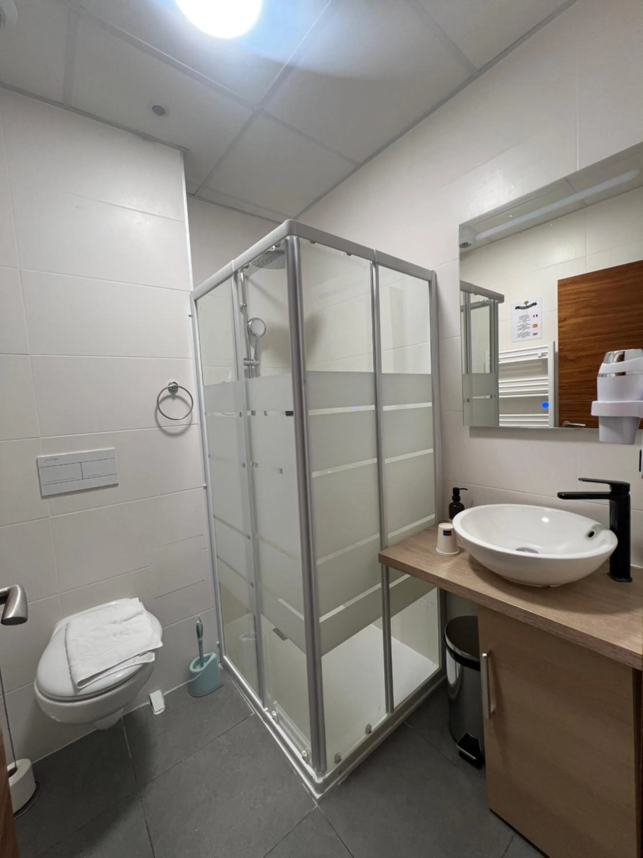 Shower in SQUARE HOTEL