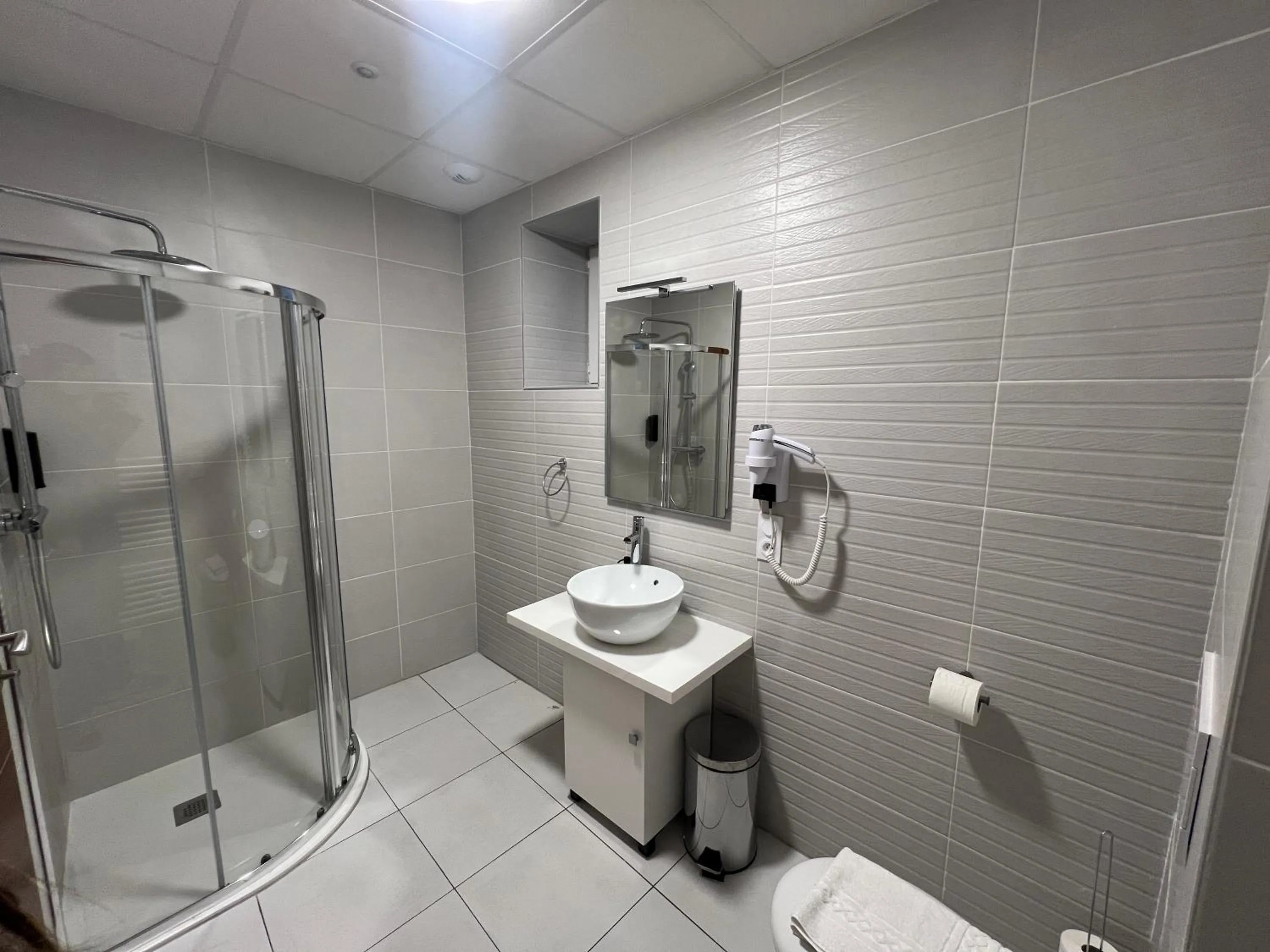 Shower in SQUARE HOTEL