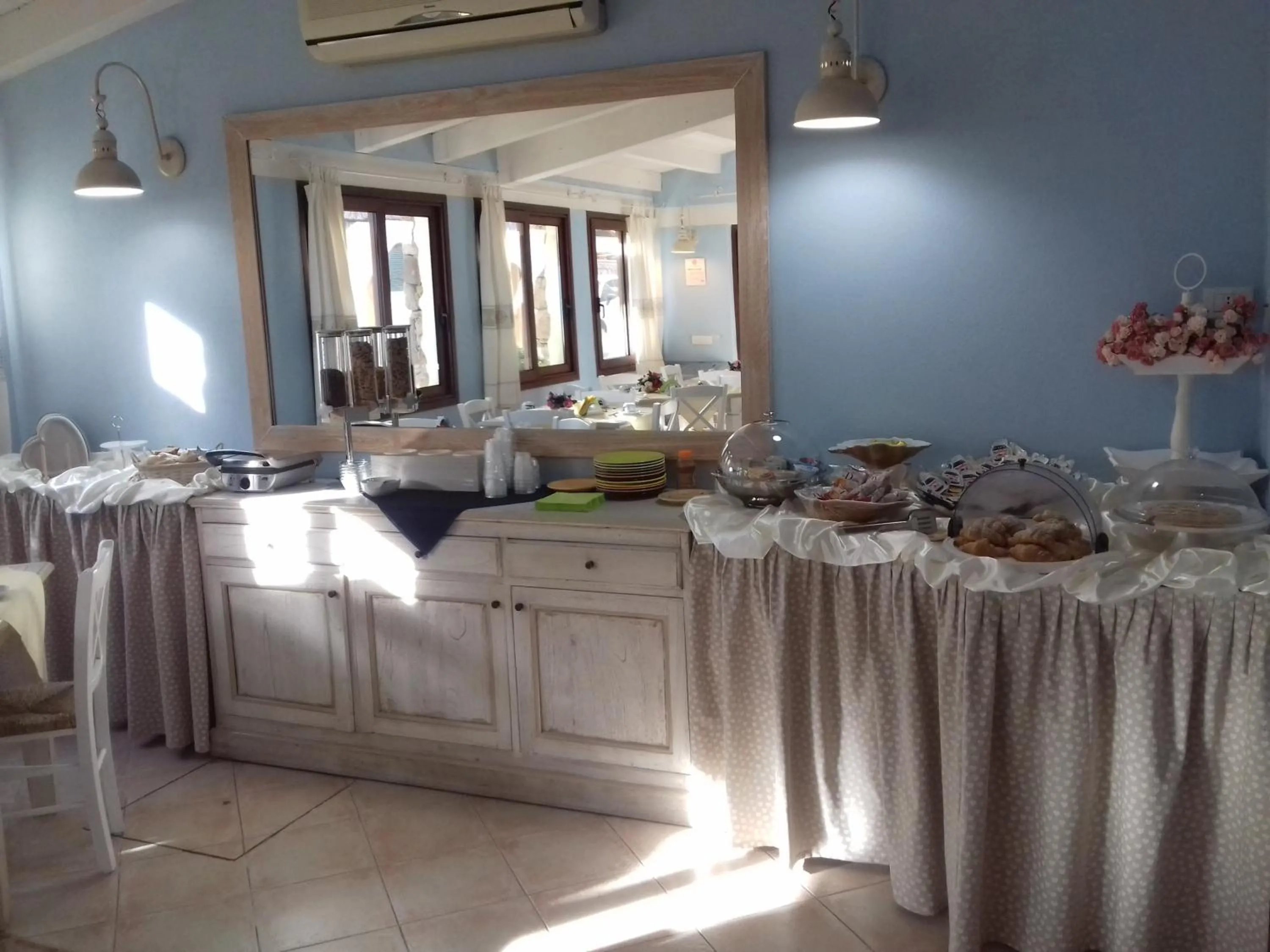 Restaurant/places to eat in Hotel Tabby