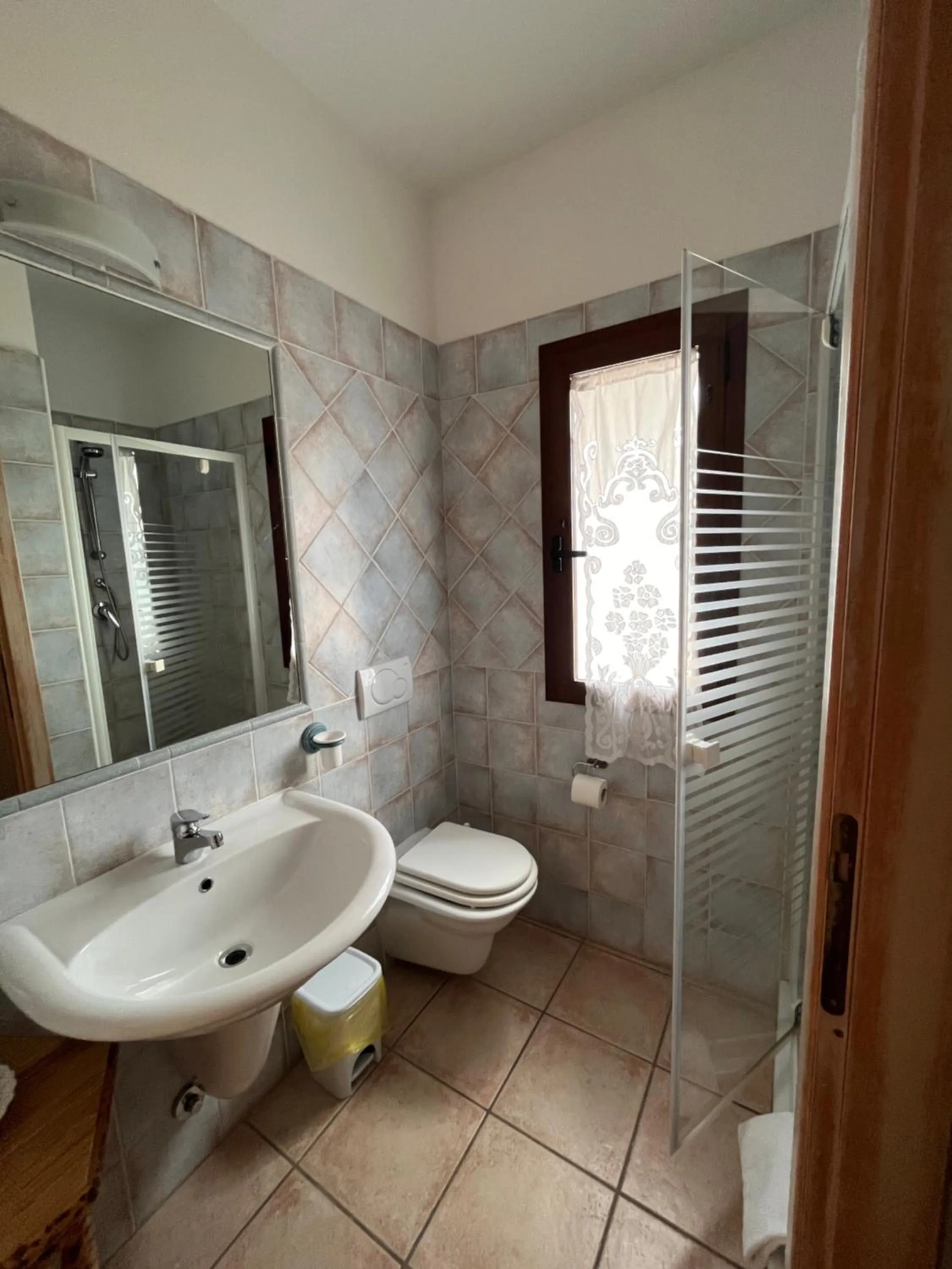 Shower in Hotel Tabby