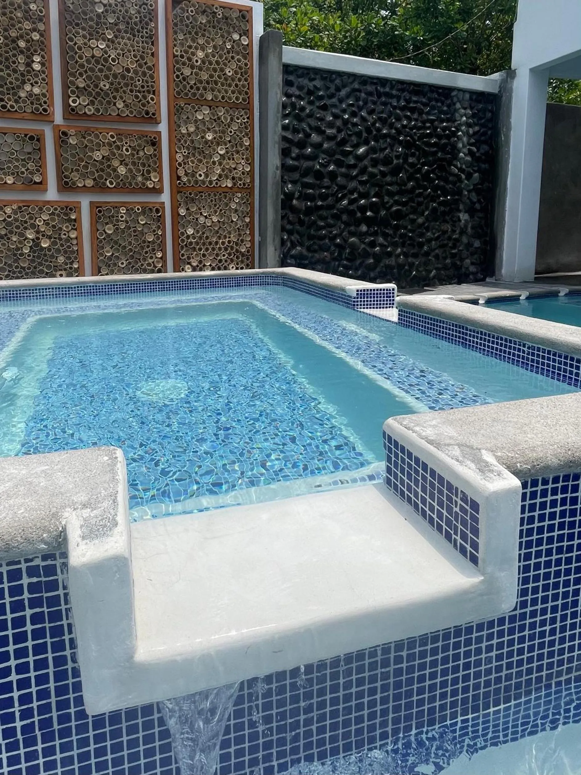 Swimming pool in Johnnys Place Hotel