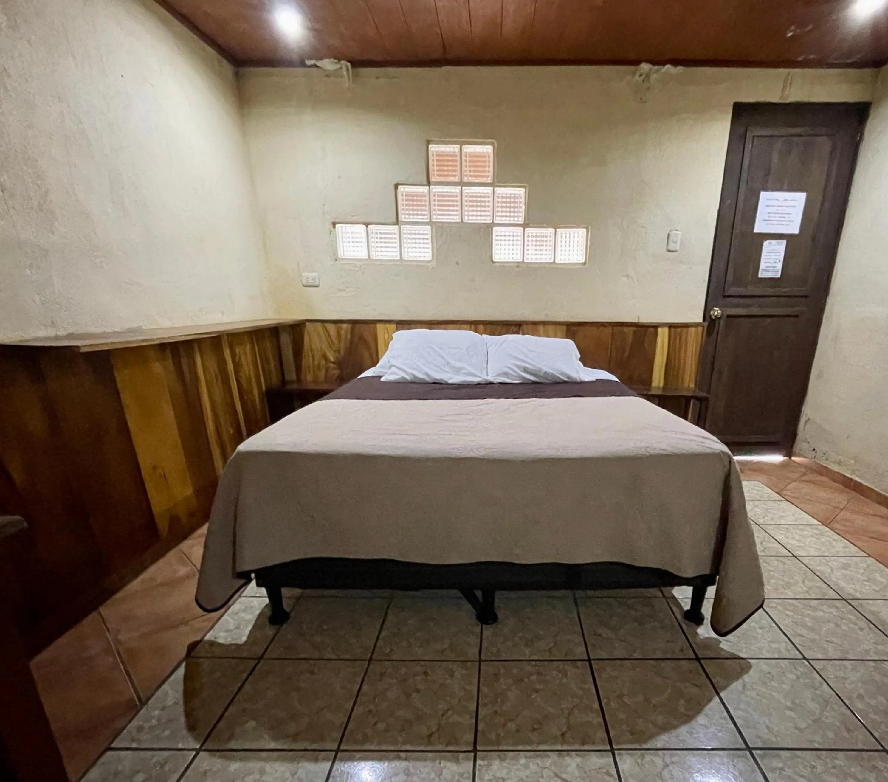 Bed in Johnnys Place Hotel