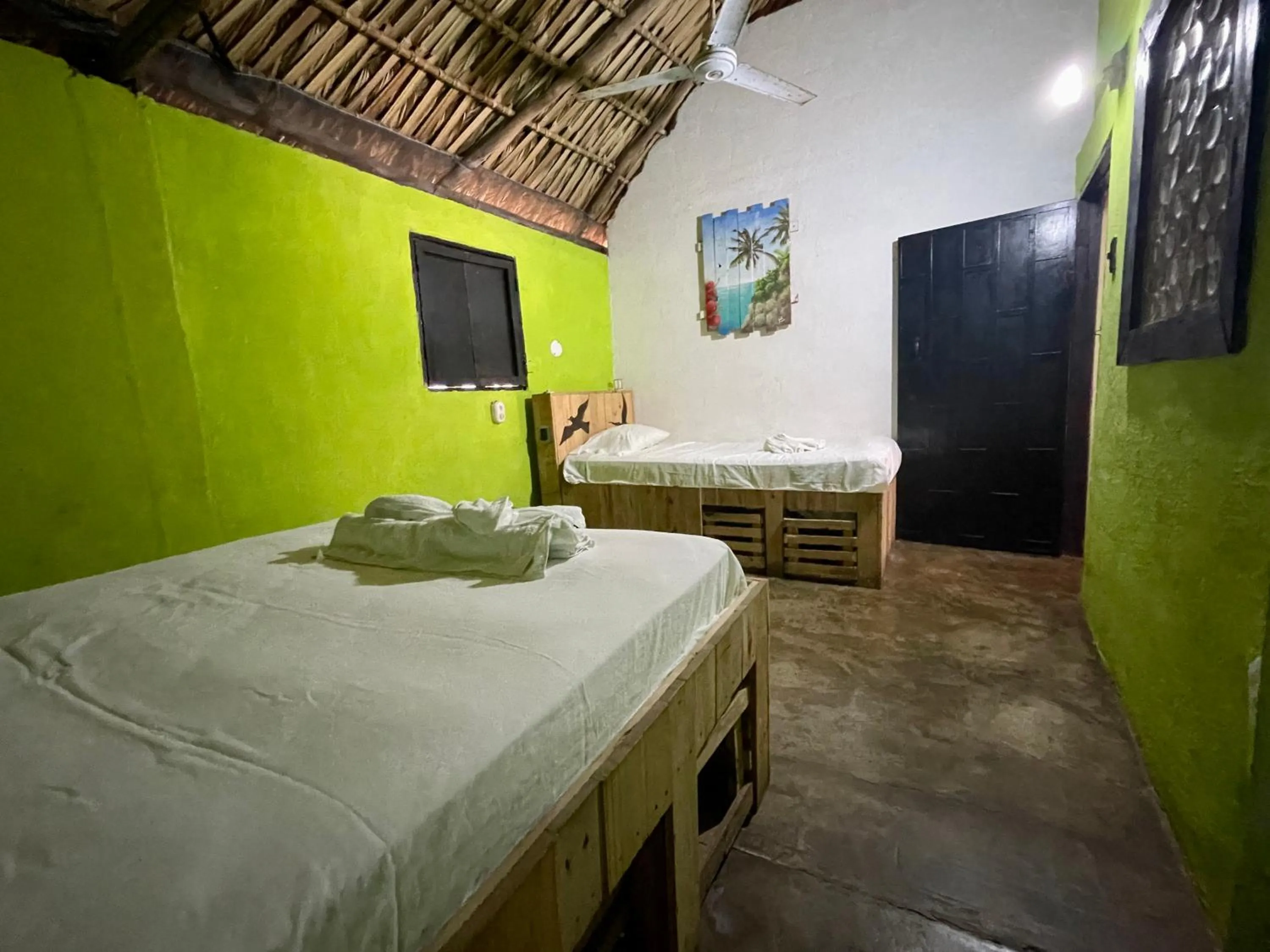 fireplace, Bed in Johnnys Place Hotel