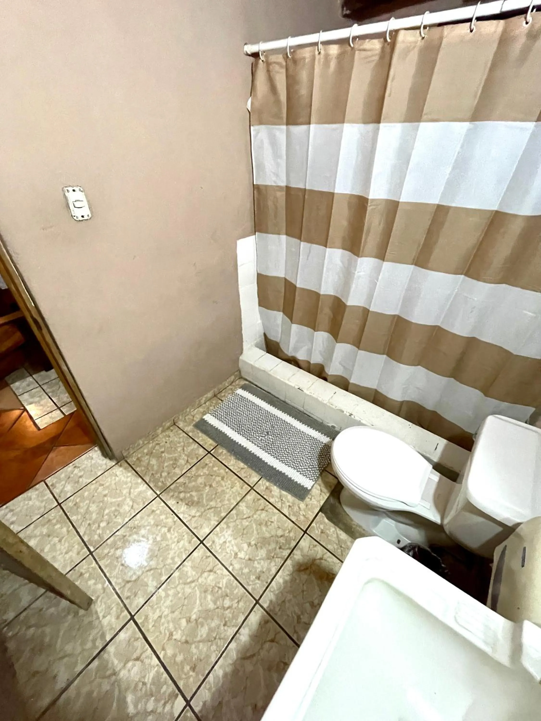 Bathroom in Johnnys Place Hotel