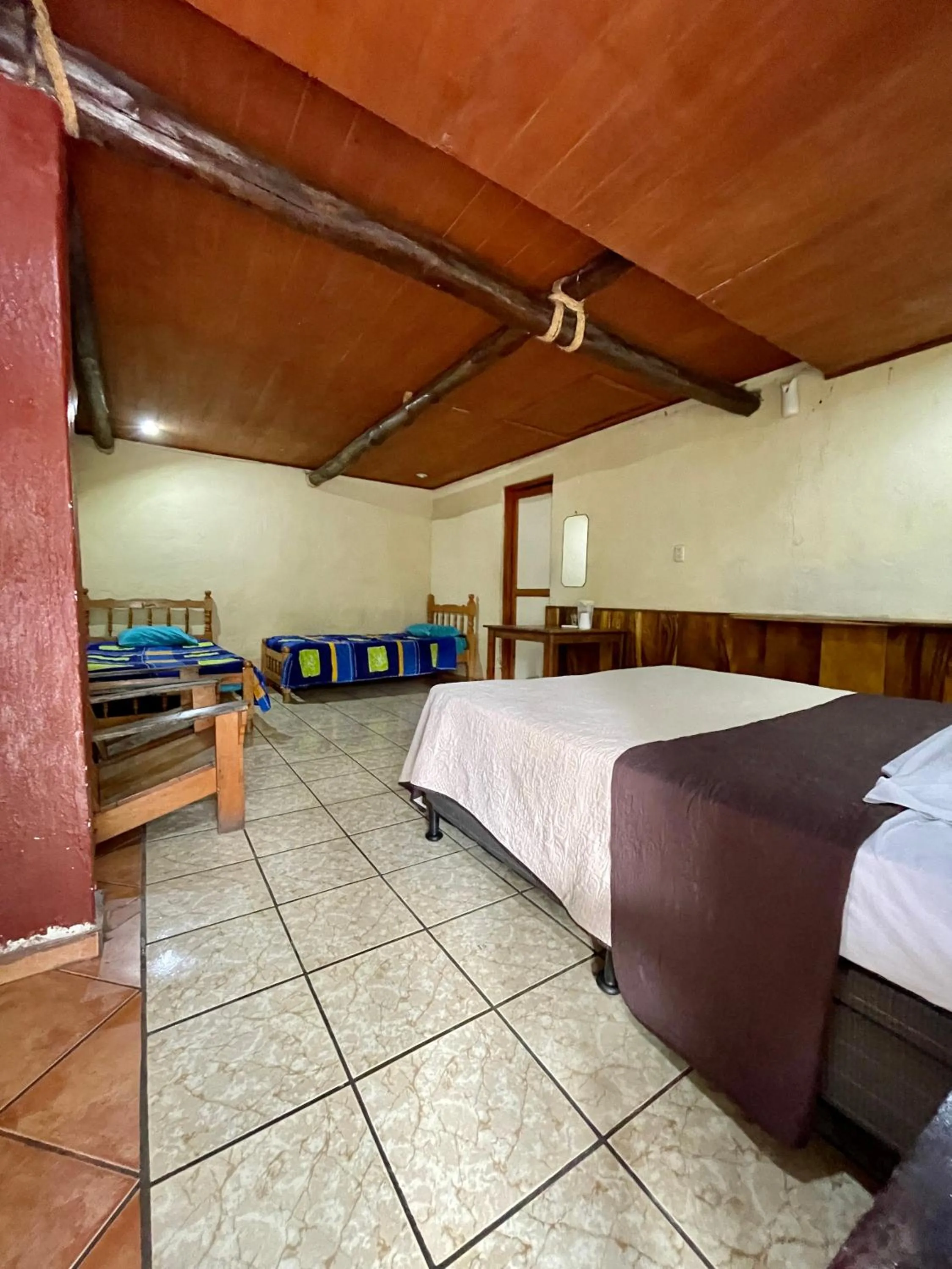 Photo of the whole room, Bed in Johnnys Place Hotel