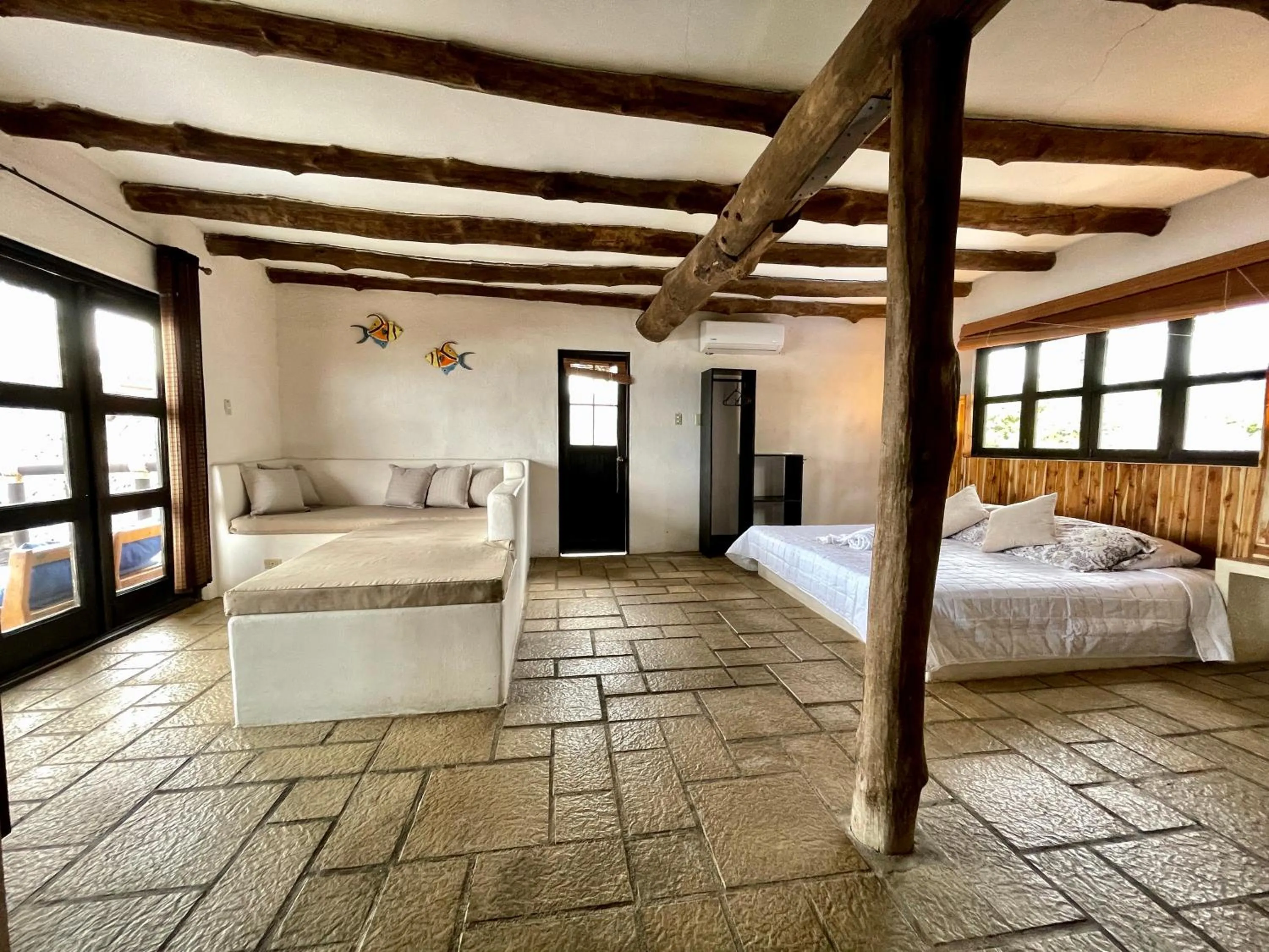 Photo of the whole room, Bed in Johnnys Place Hotel