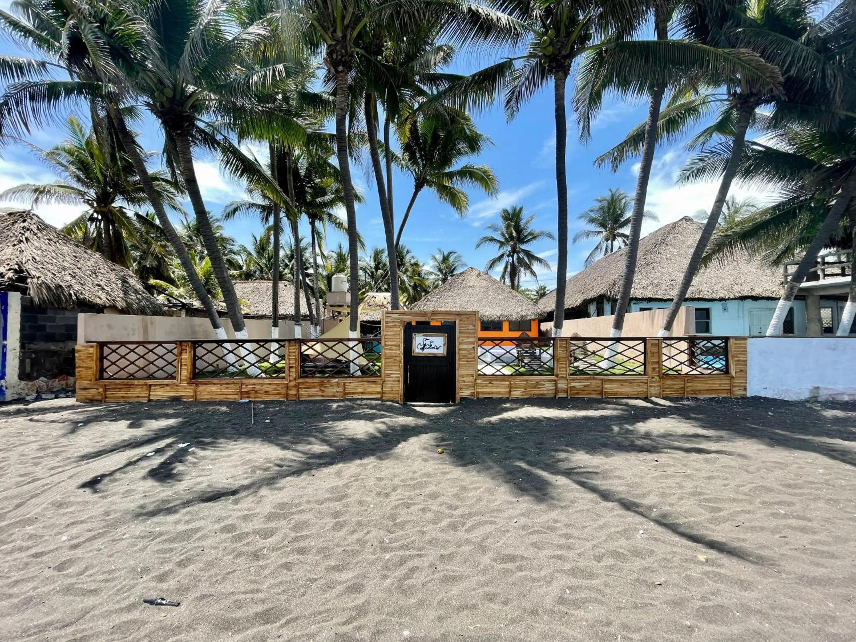 Facade/entrance in Johnnys Place Hotel