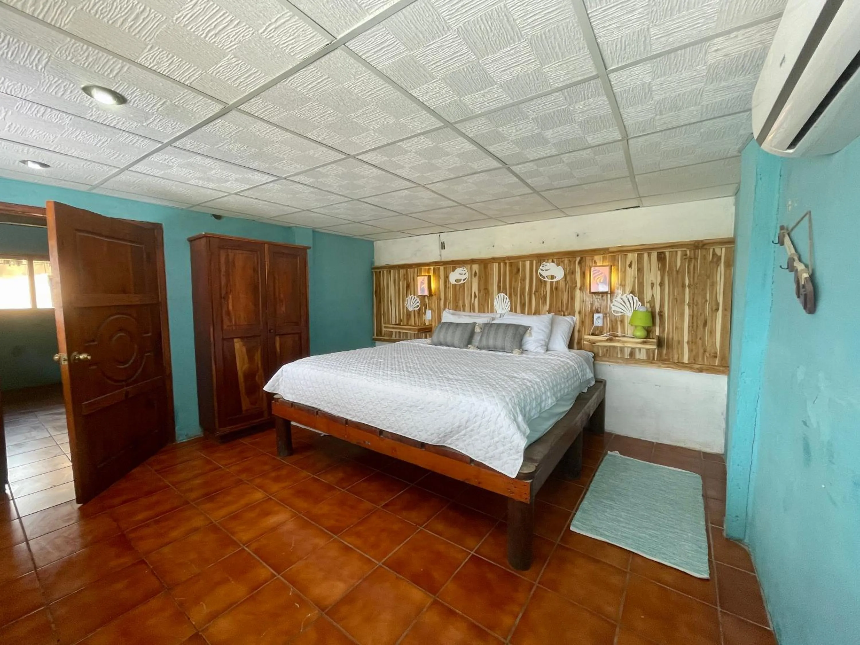 air conditioner, Bed in Johnnys Place Hotel