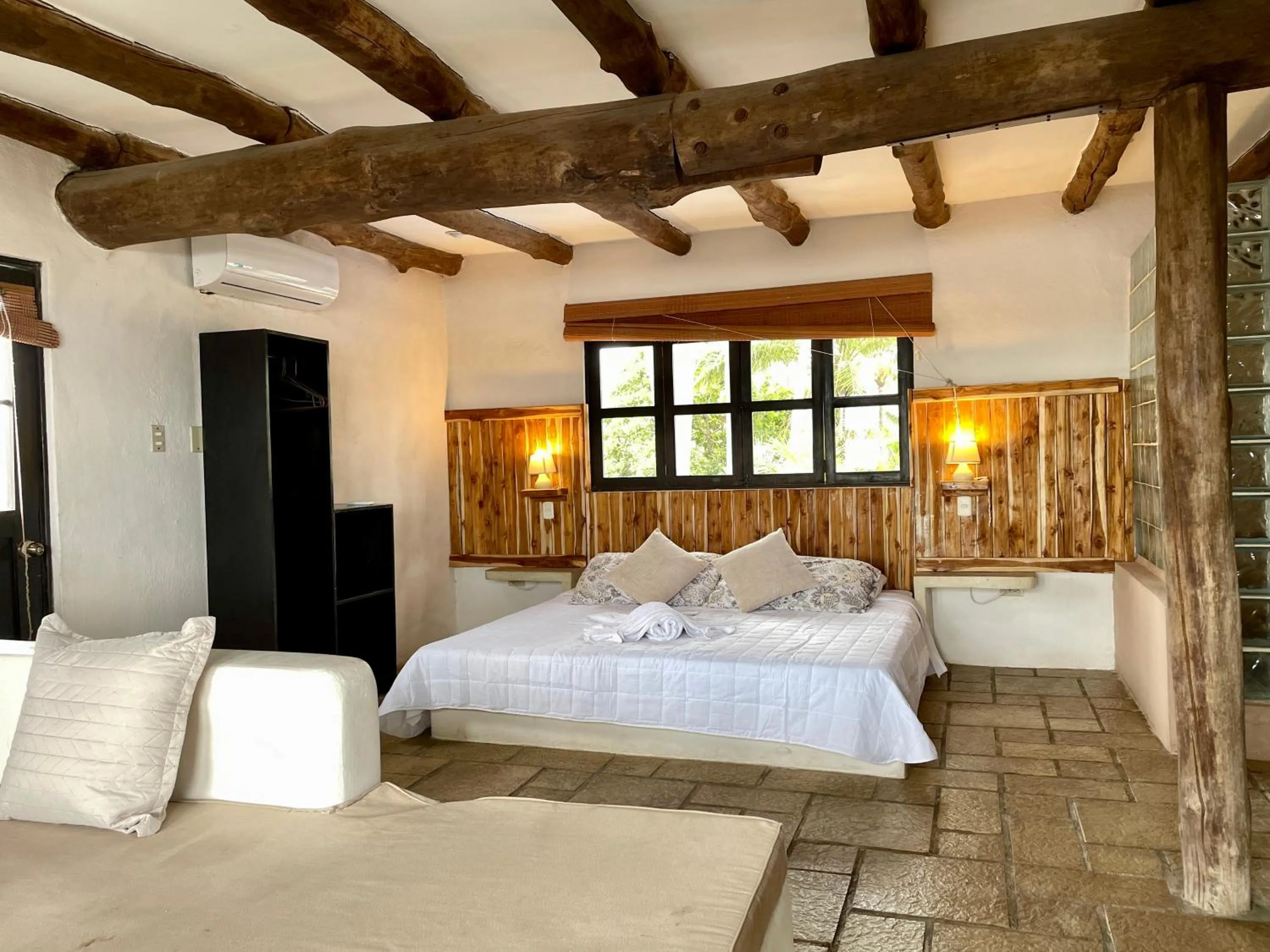 Photo of the whole room, Bed in Johnnys Place Hotel