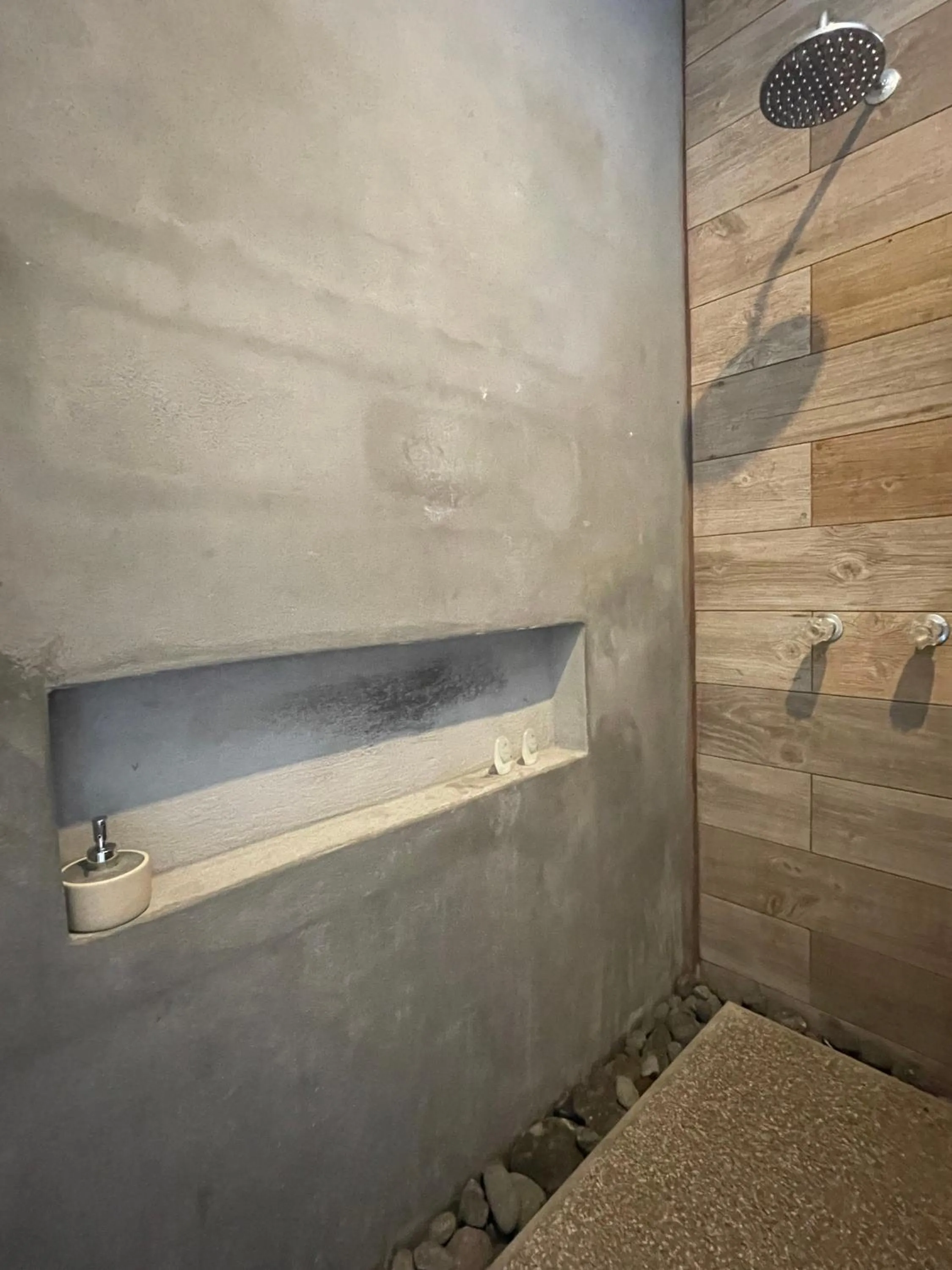 Shower in Johnnys Place Hotel