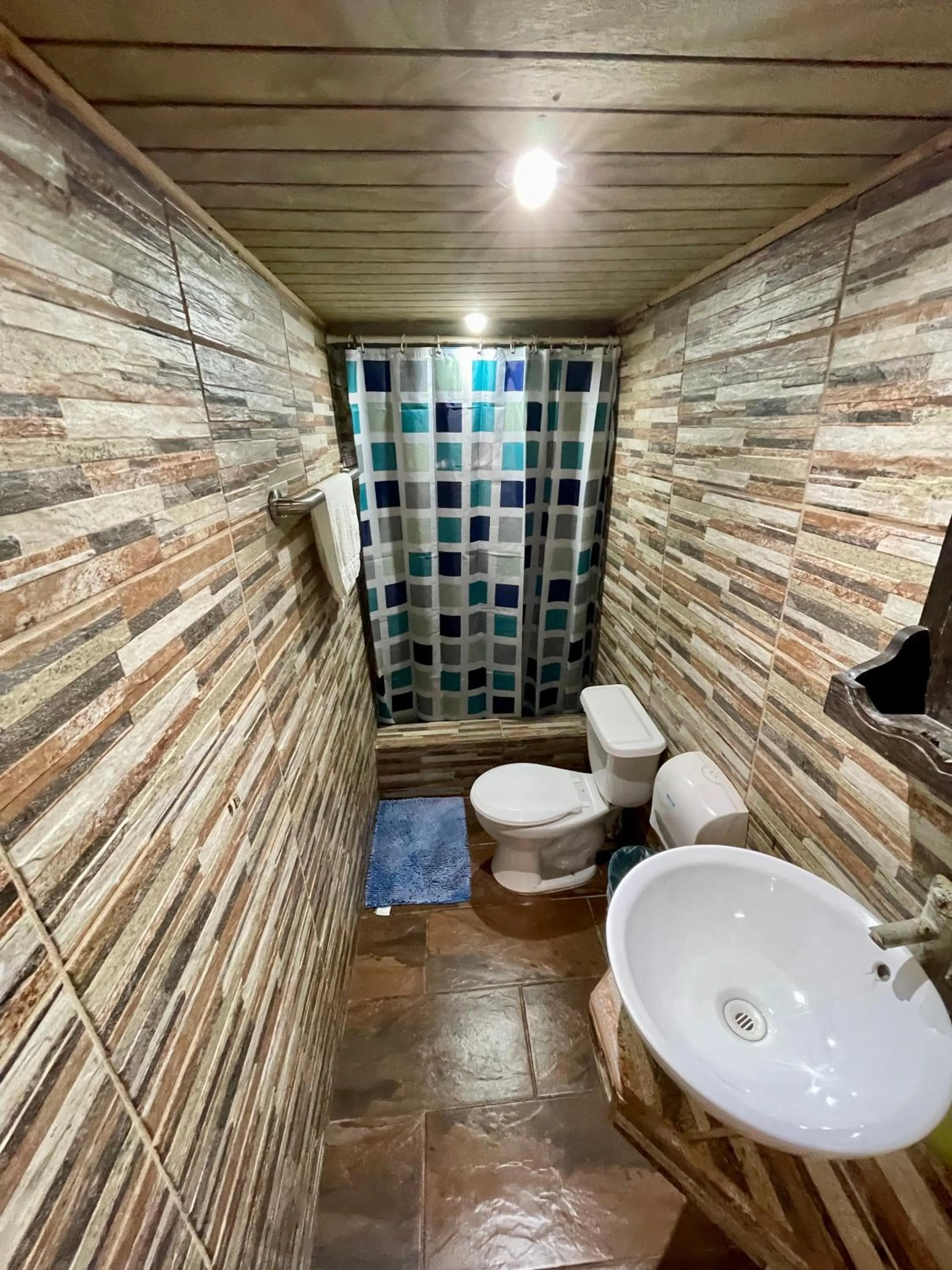 Bathroom in Johnnys Place Hotel