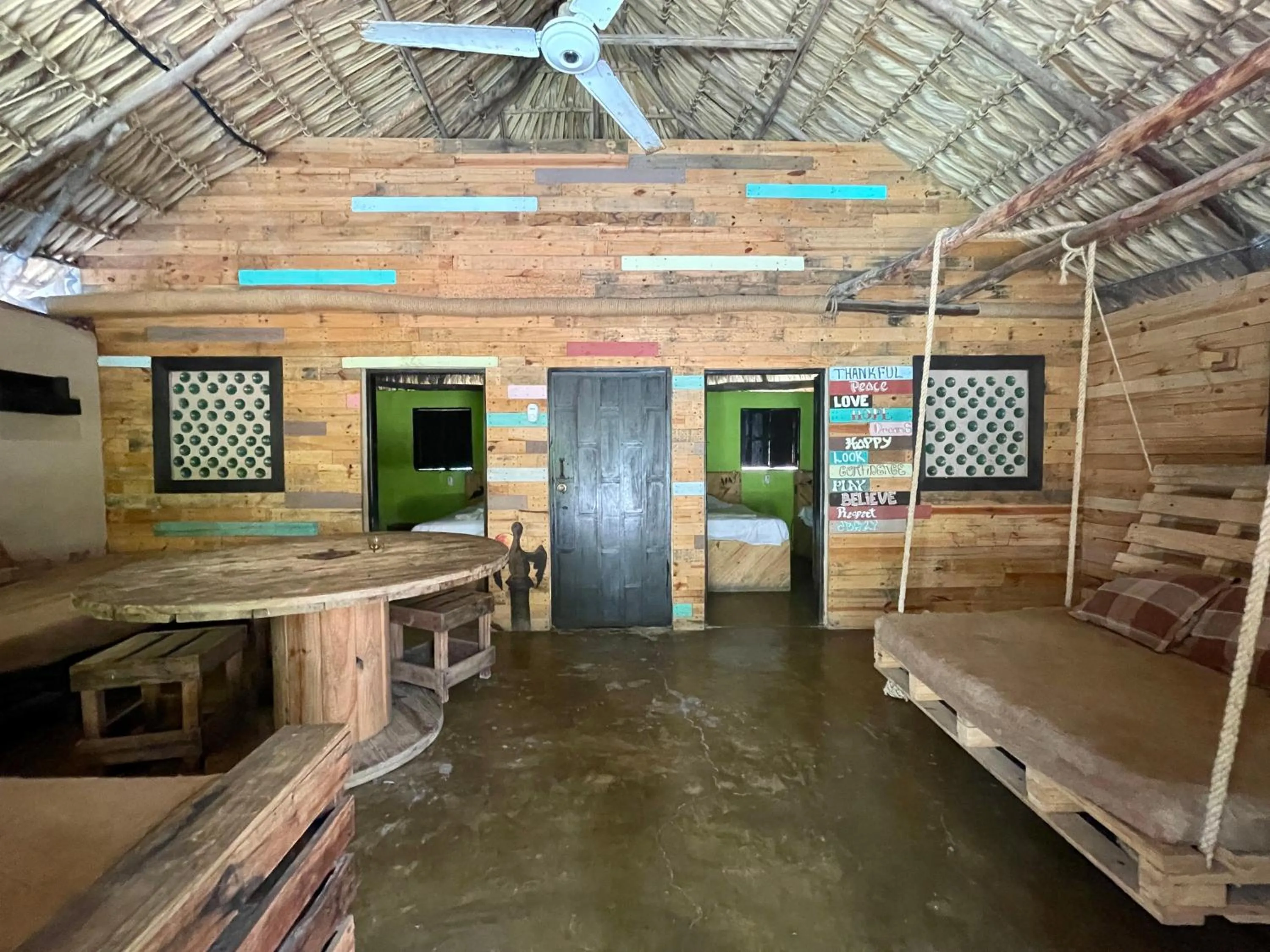 Living room in Johnnys Place Hotel