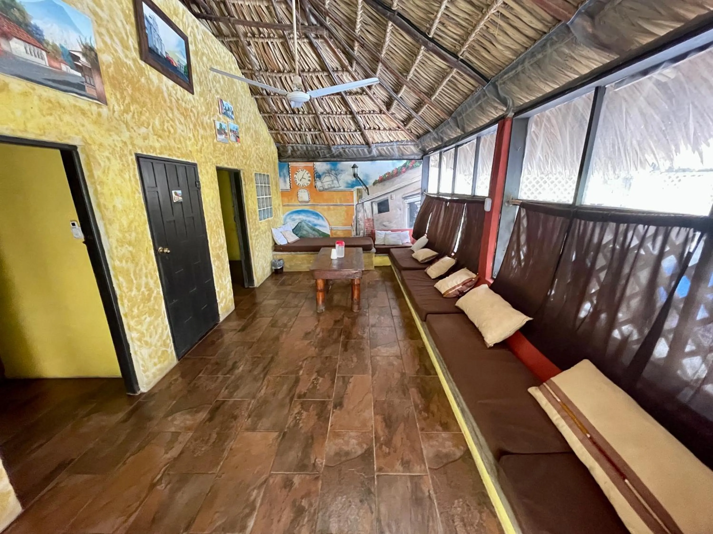 Living room in Johnnys Place Hotel