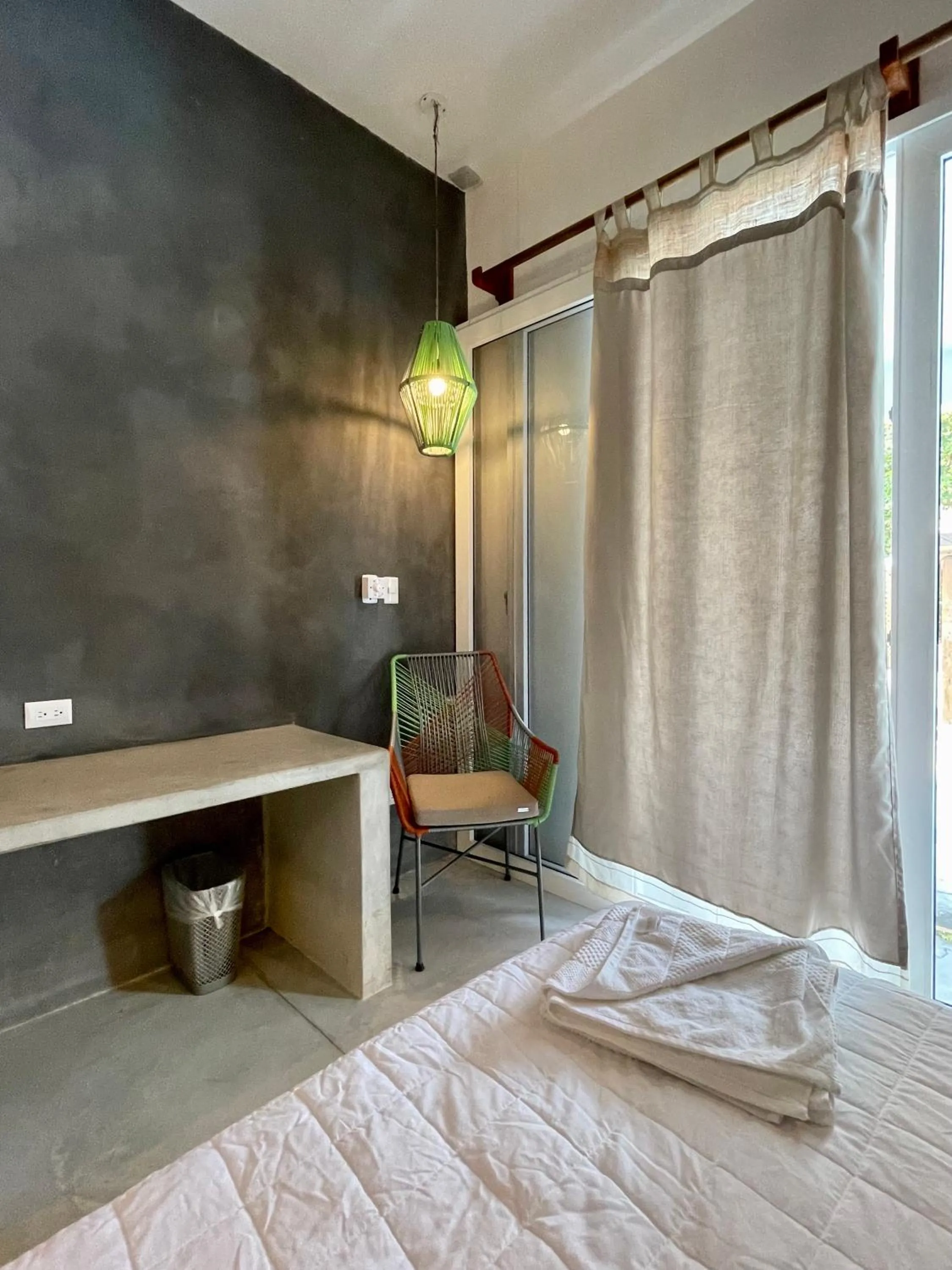 Seating area, Bed in Johnnys Place Hotel