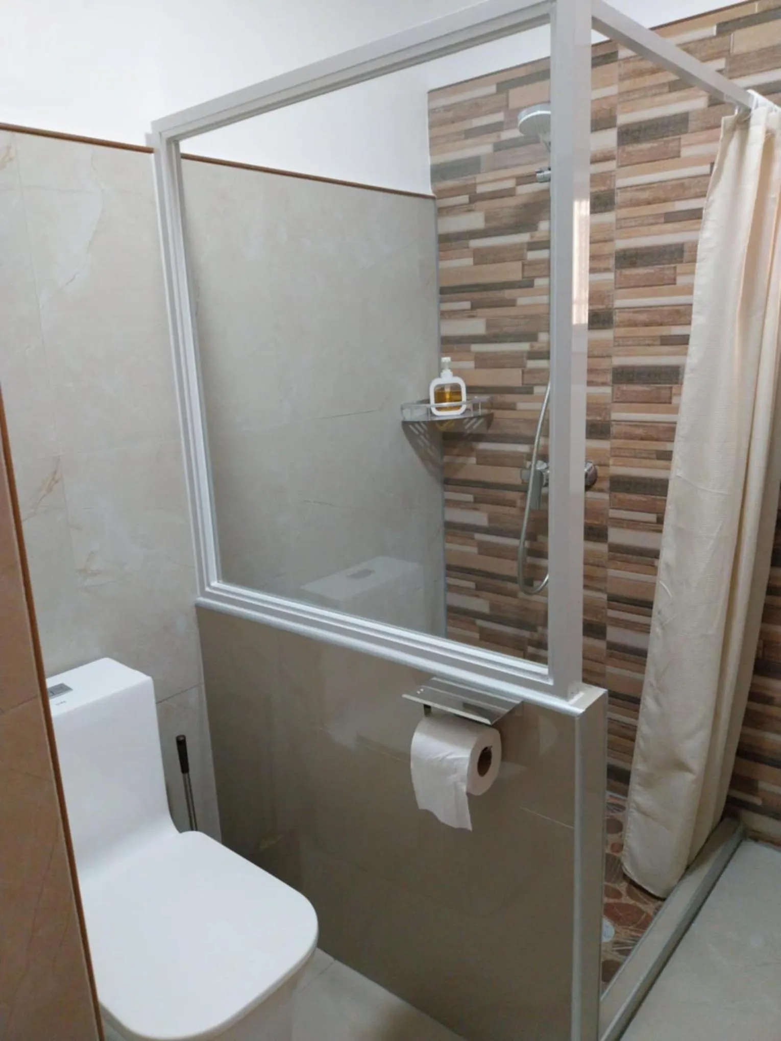 Shower in Skott's Comfy Lodge