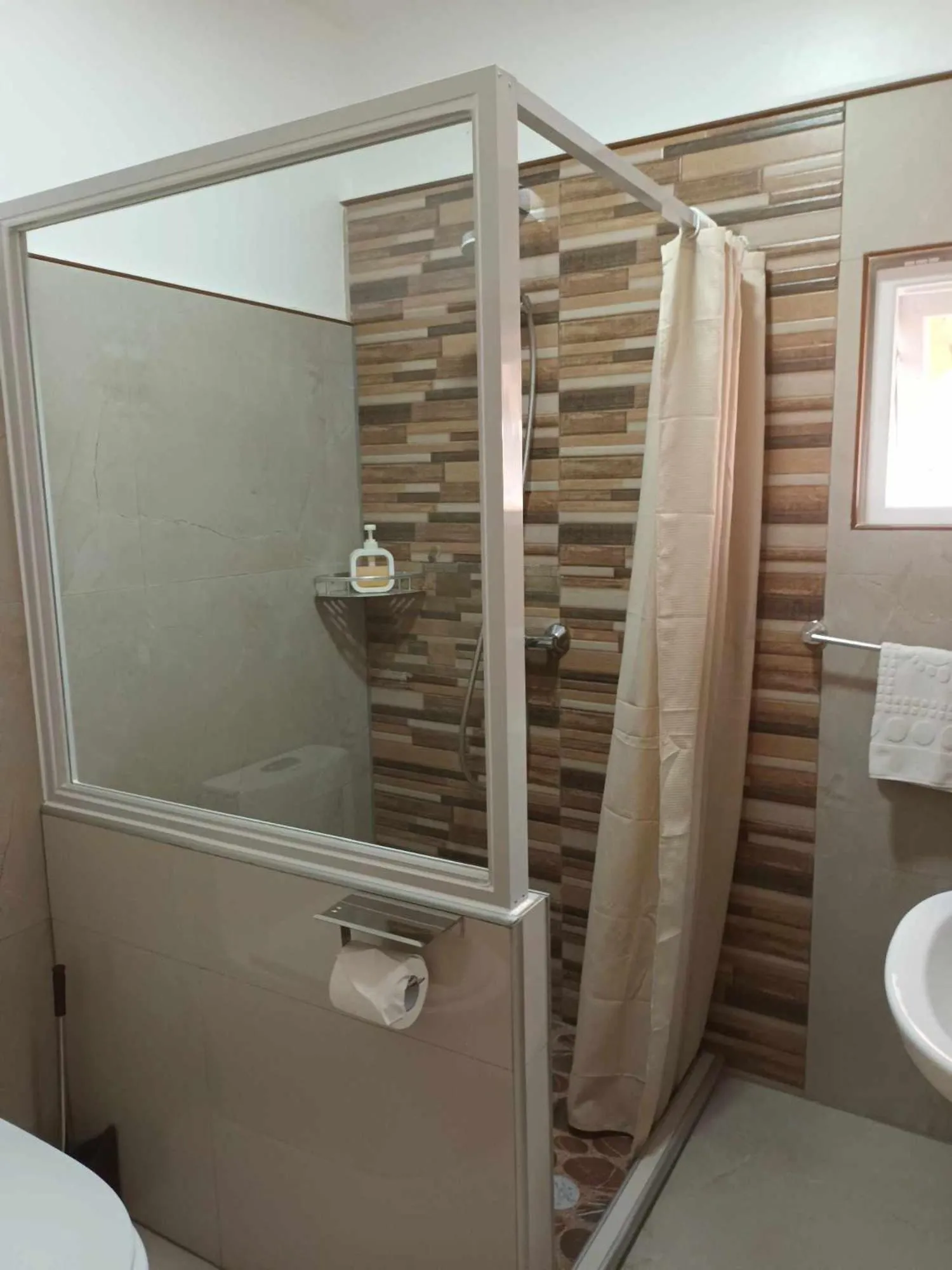 Shower in Skott's Comfy Lodge