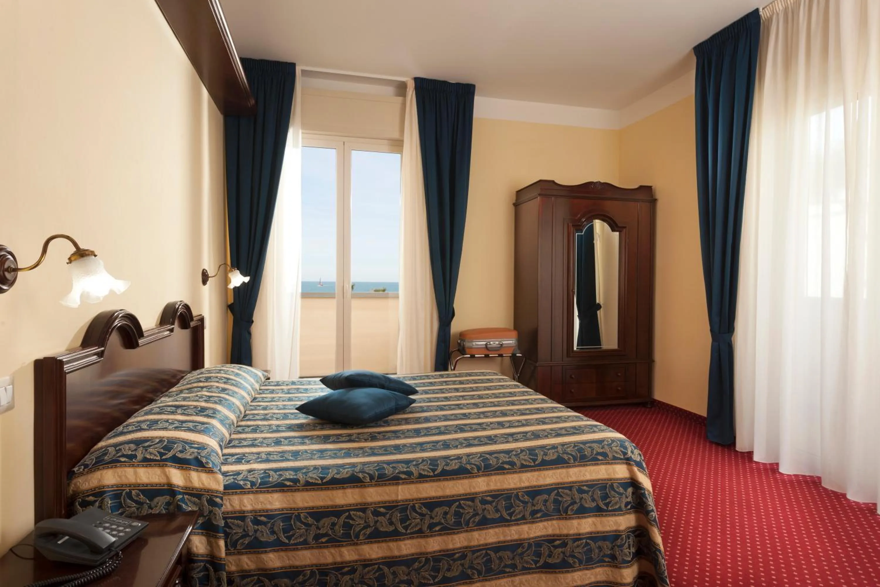 Photo of the whole room, Bed in Hotel Milano Helvetia - in centro con piscina