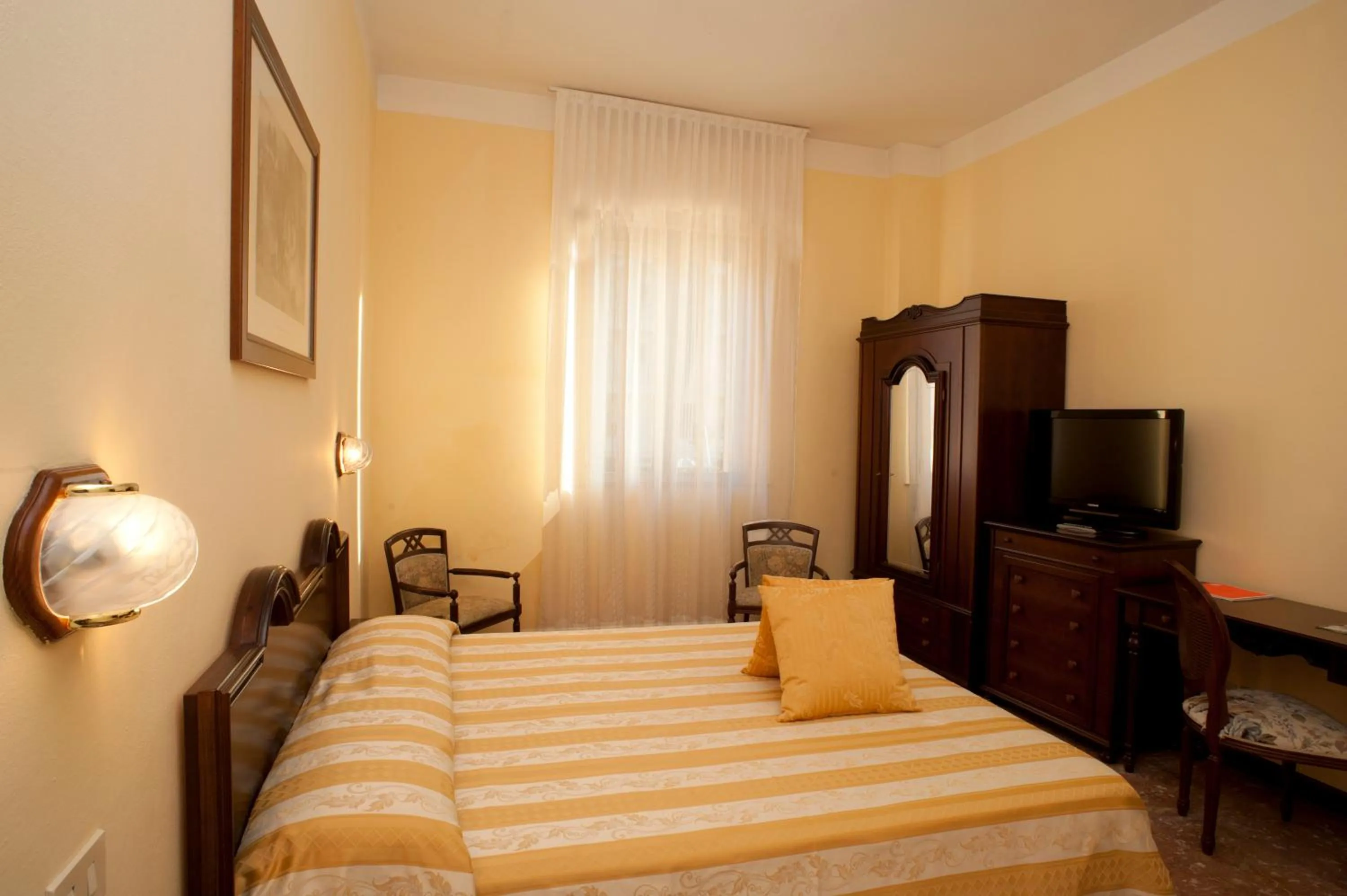 Photo of the whole room, Bed in Hotel Milano Helvetia - in centro con piscina