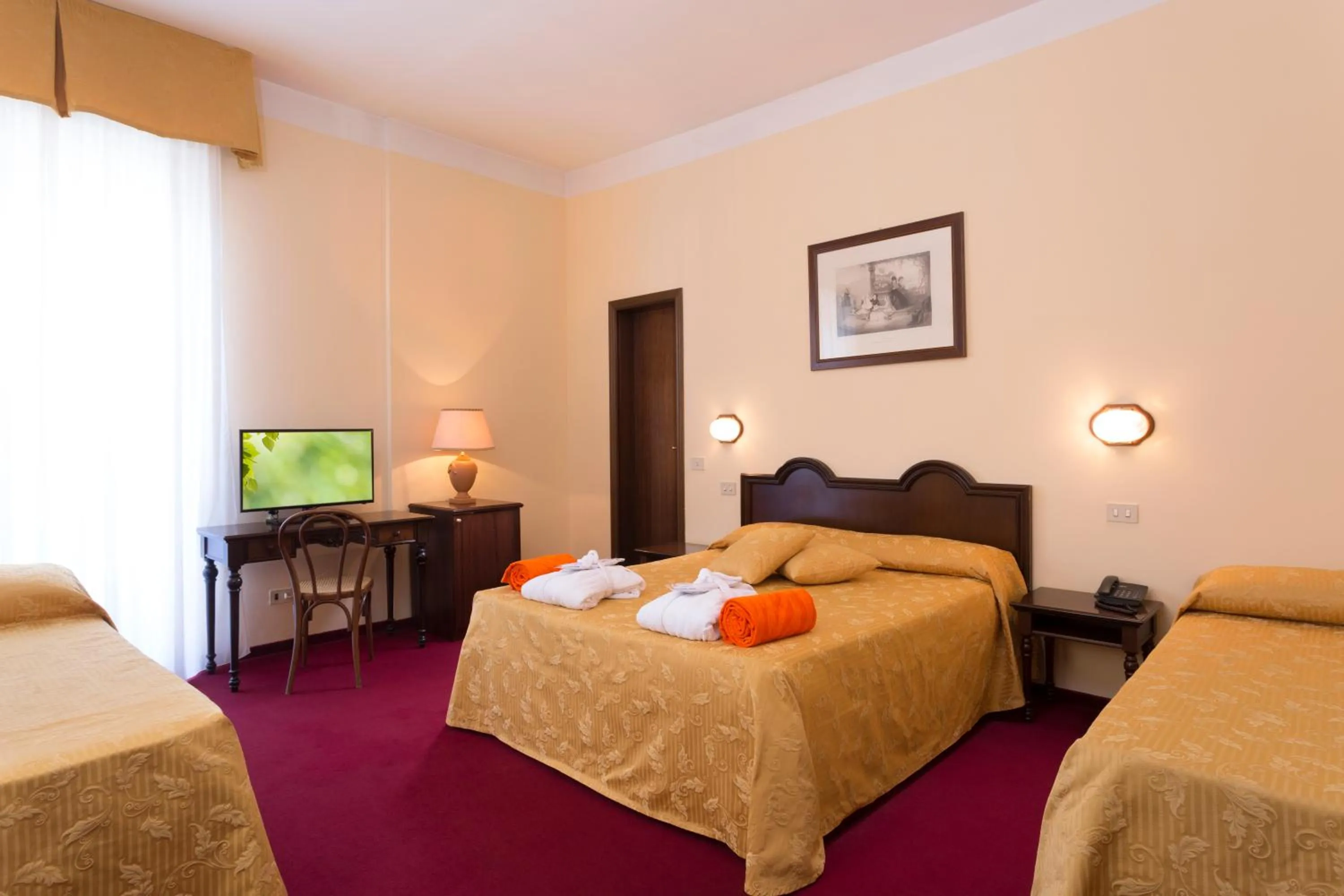 Photo of the whole room, Bed in Hotel Milano Helvetia - in centro con piscina