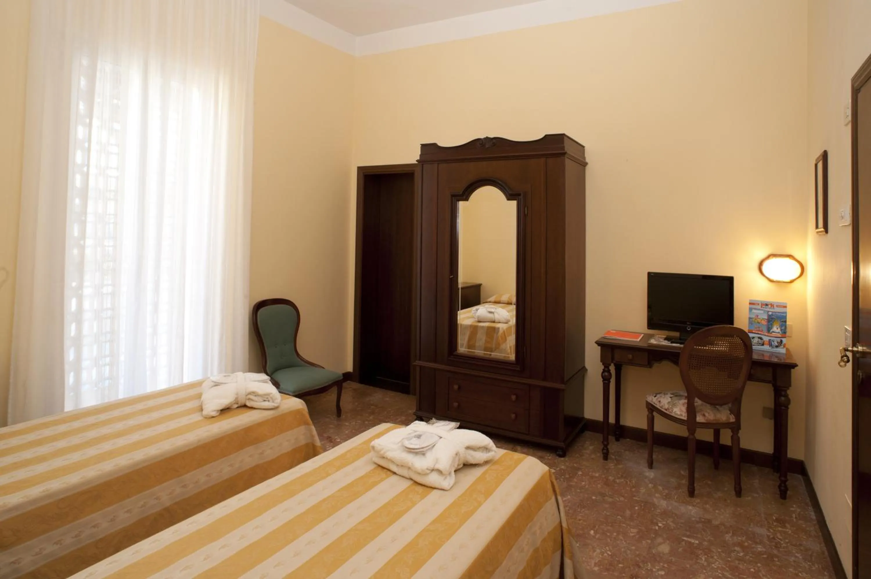 Photo of the whole room, Bed in Hotel Milano Helvetia - in centro con piscina