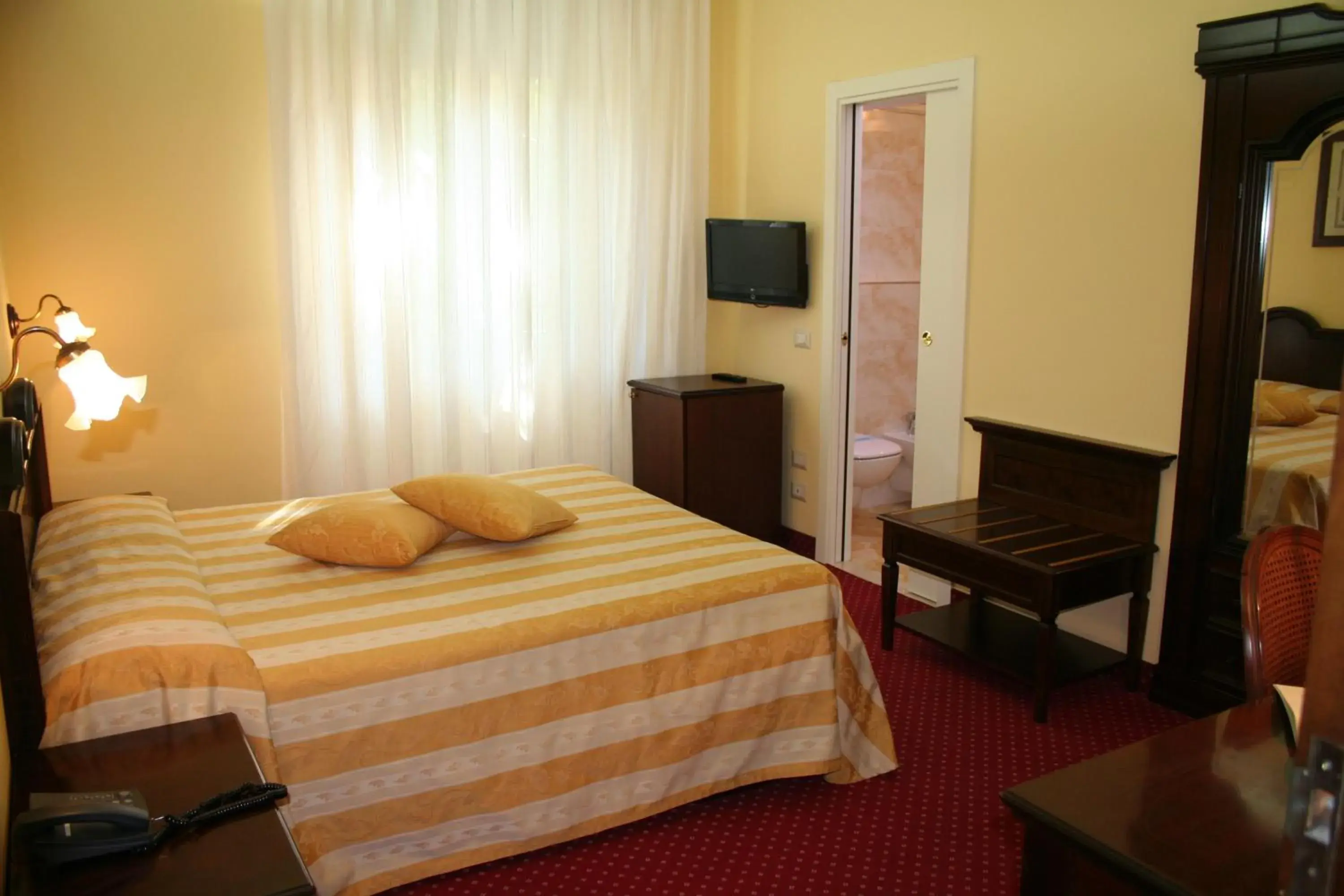 Standard Double or Twin Room in Hotel Milano Helvetia - in centro con piscina Standard Double or Twin Room in Hotel Milano Helvetia - in centro con piscina