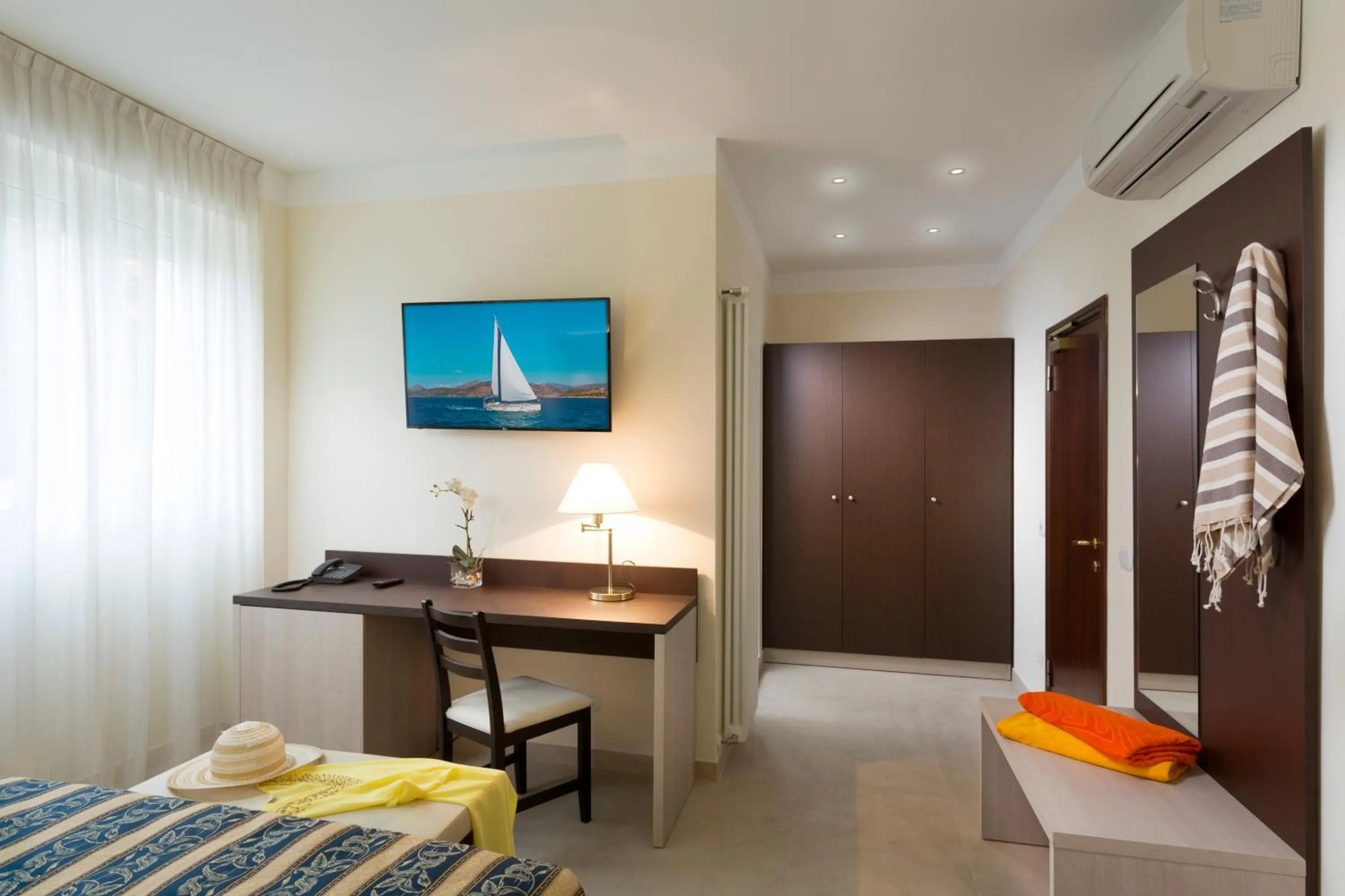 Photo of the whole room, Bed in Hotel Milano Helvetia - in centro con piscina