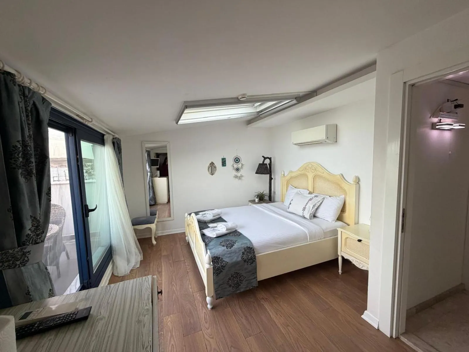 Photo of the whole room, Bed in Urla Marin otel