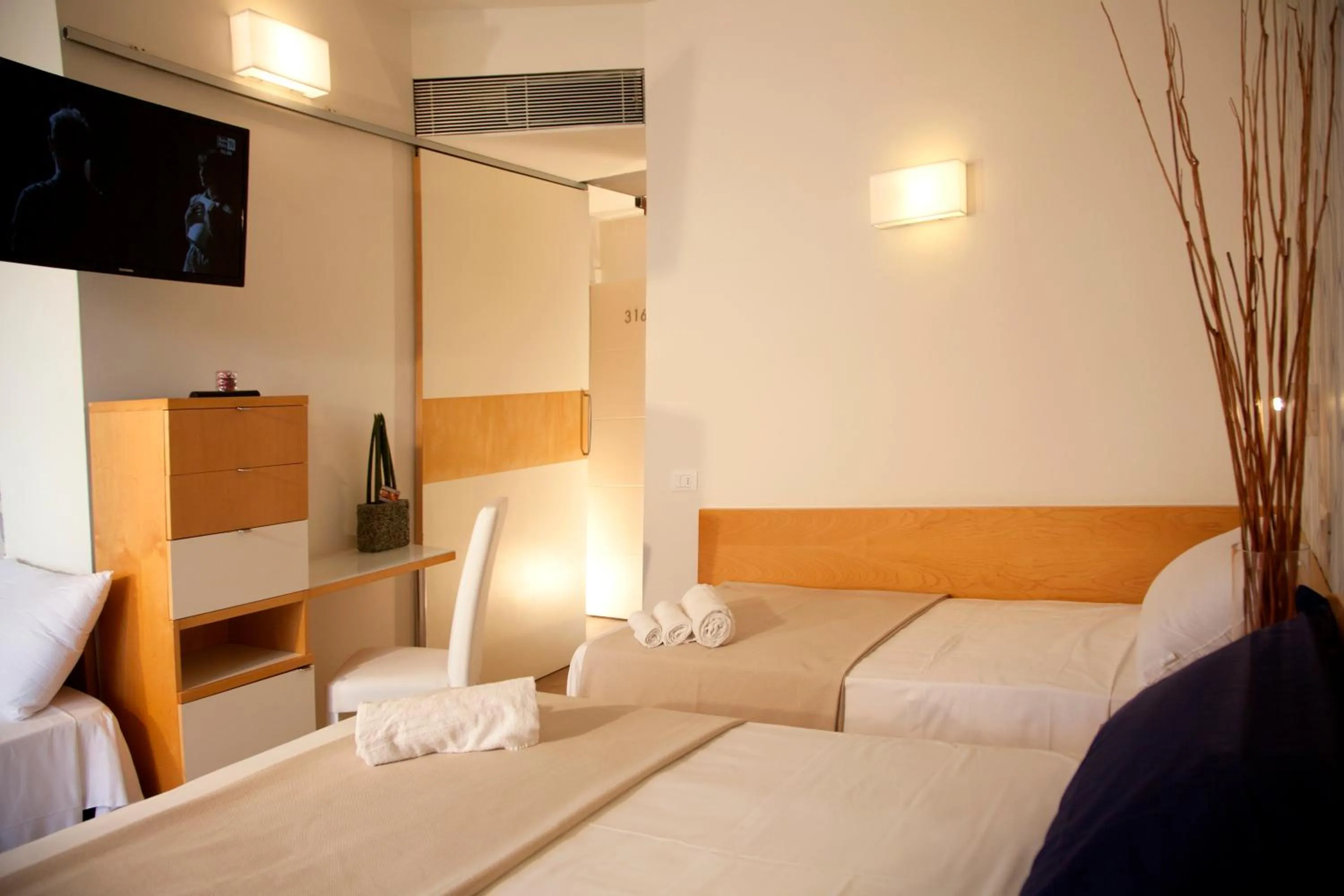 Bed in Hotel Montecarlo - Vista Mare con Area Fitness