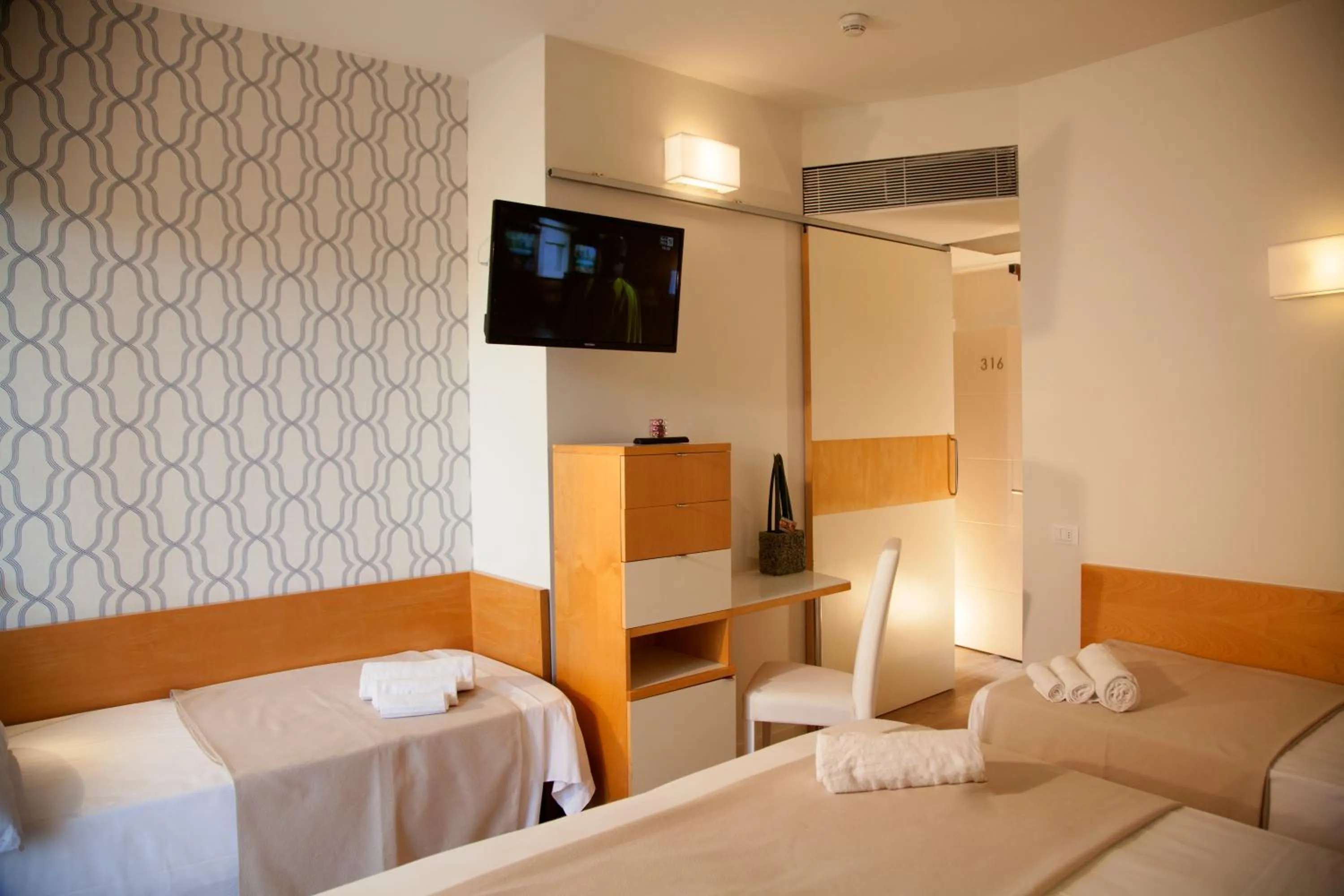 Bed in Hotel Montecarlo - Vista Mare con Area Fitness