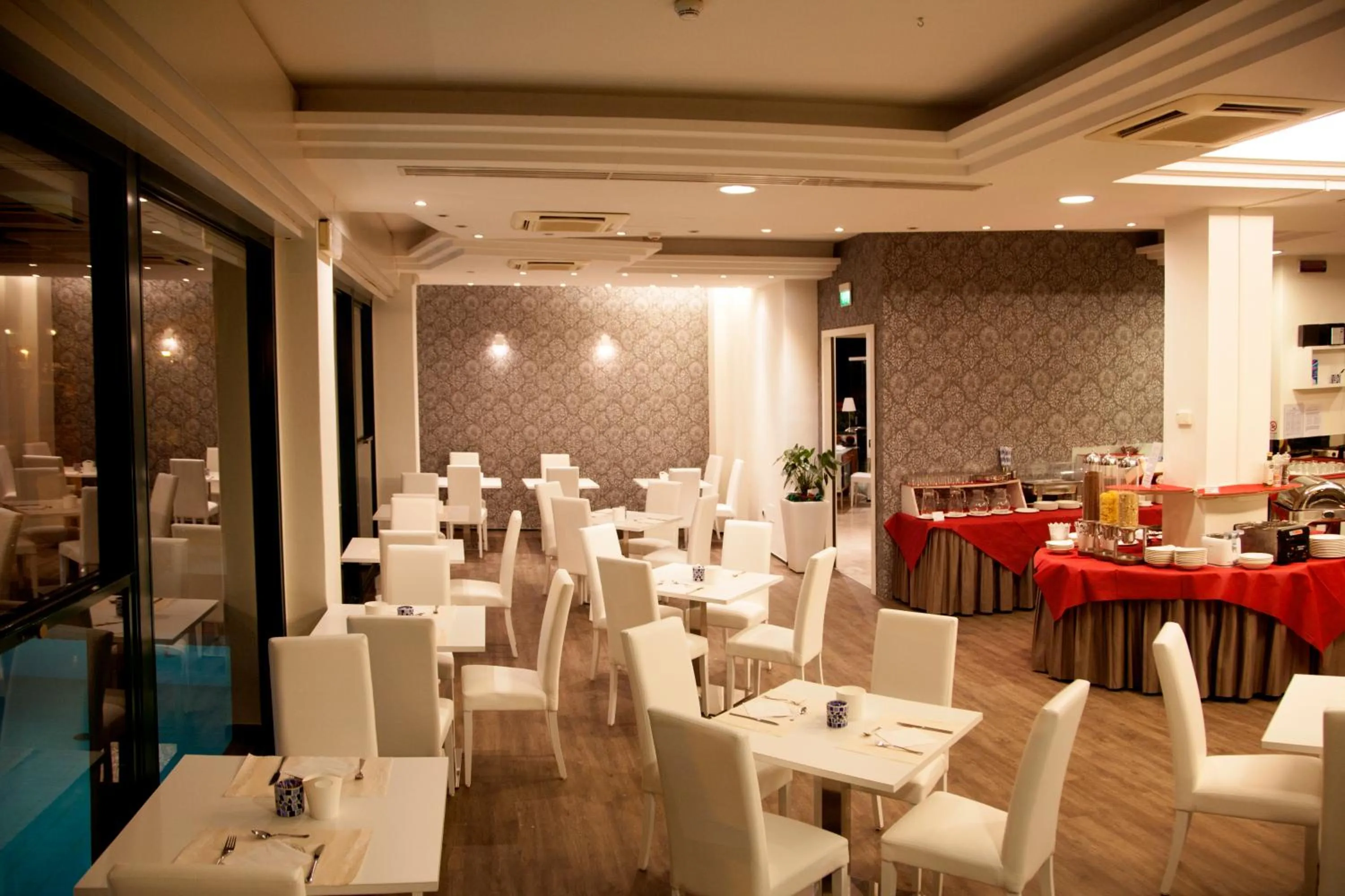 Restaurant/places to eat in Hotel Montecarlo - Vista Mare con Area Fitness