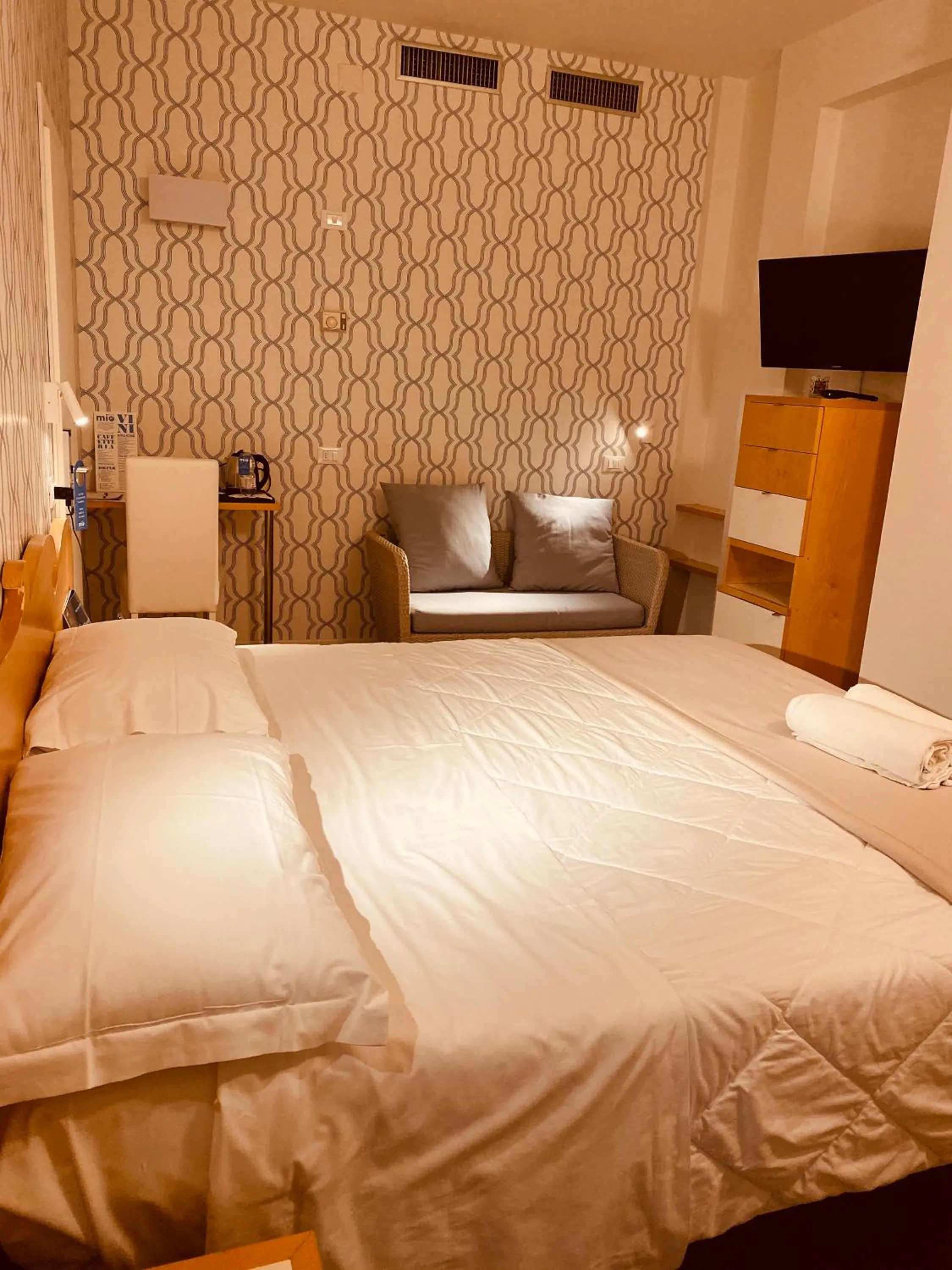 Bed in Hotel Montecarlo - Vista Mare con Area Fitness