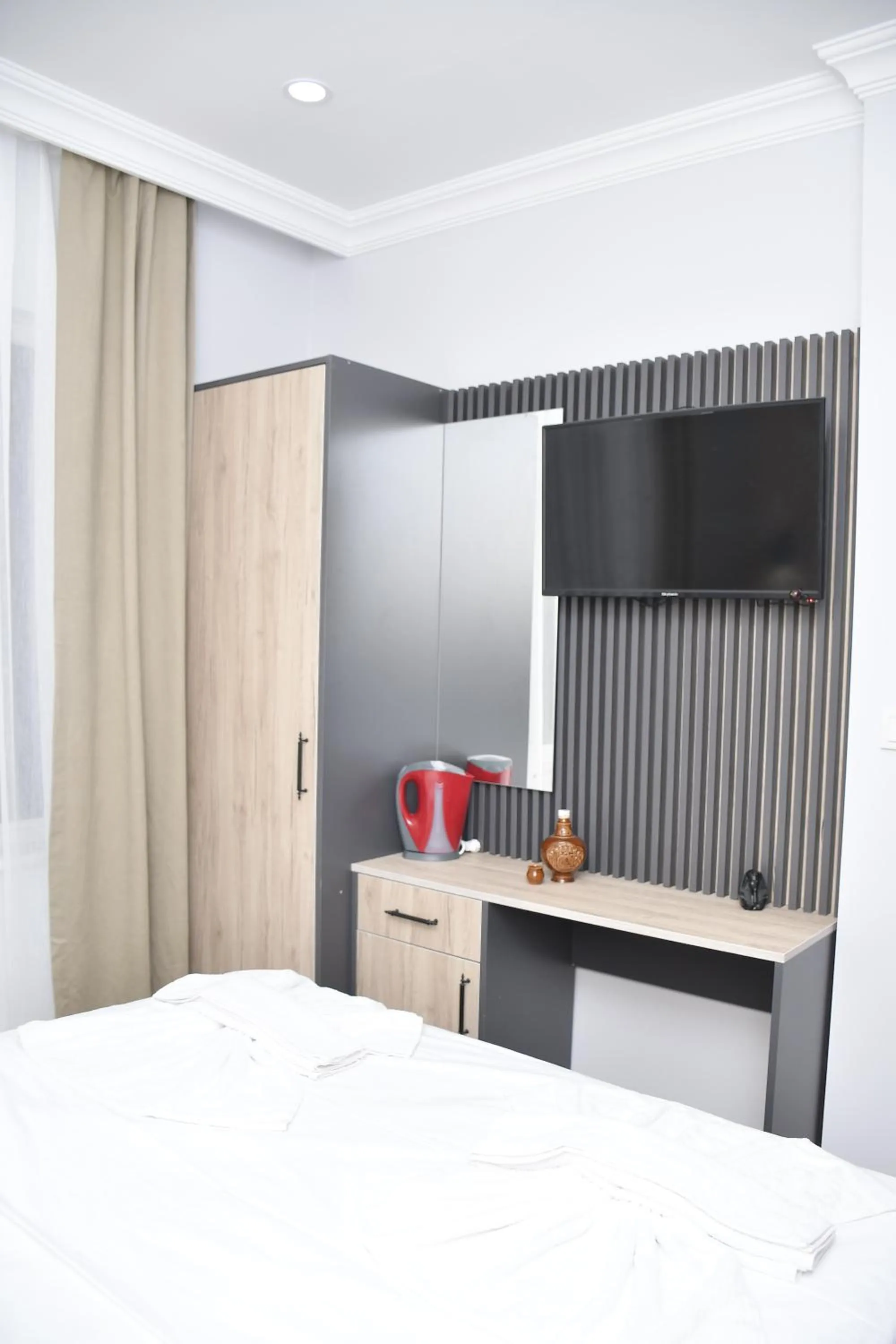 Communal lounge/ TV room, Bed in Hotel Arinna