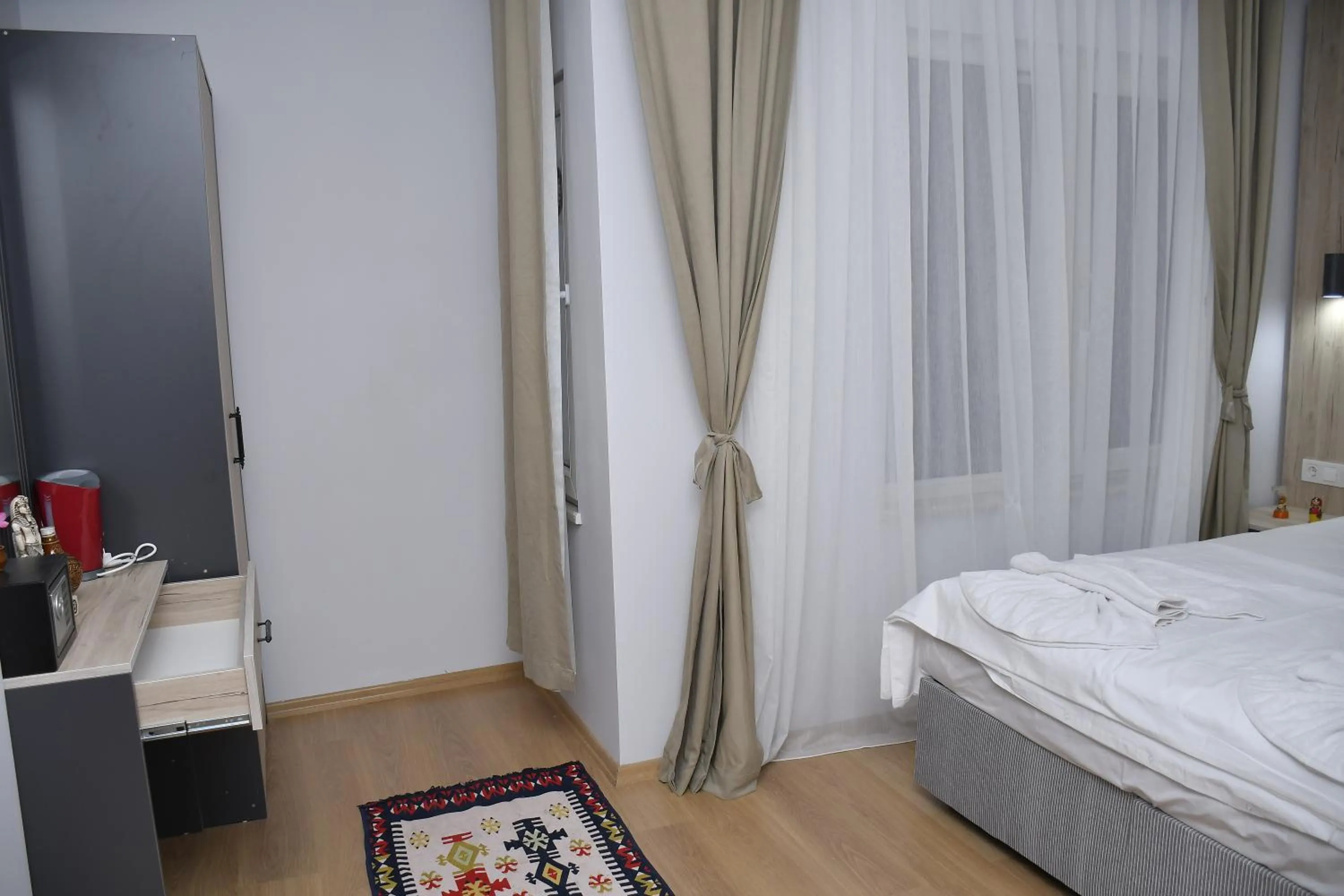 Communal lounge/ TV room, Bed in Hotel Arinna